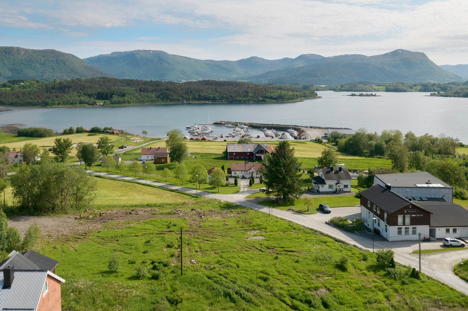 Beliggende på sjøsiden av sentrum med flott sjøutsikt og gode solforhold! Galleribilde