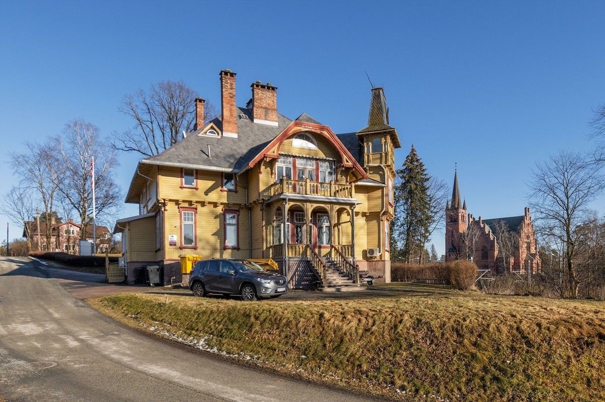 Et flott arkitektonisk utformet bygg bevart i original stand utvendig. Galleribilde