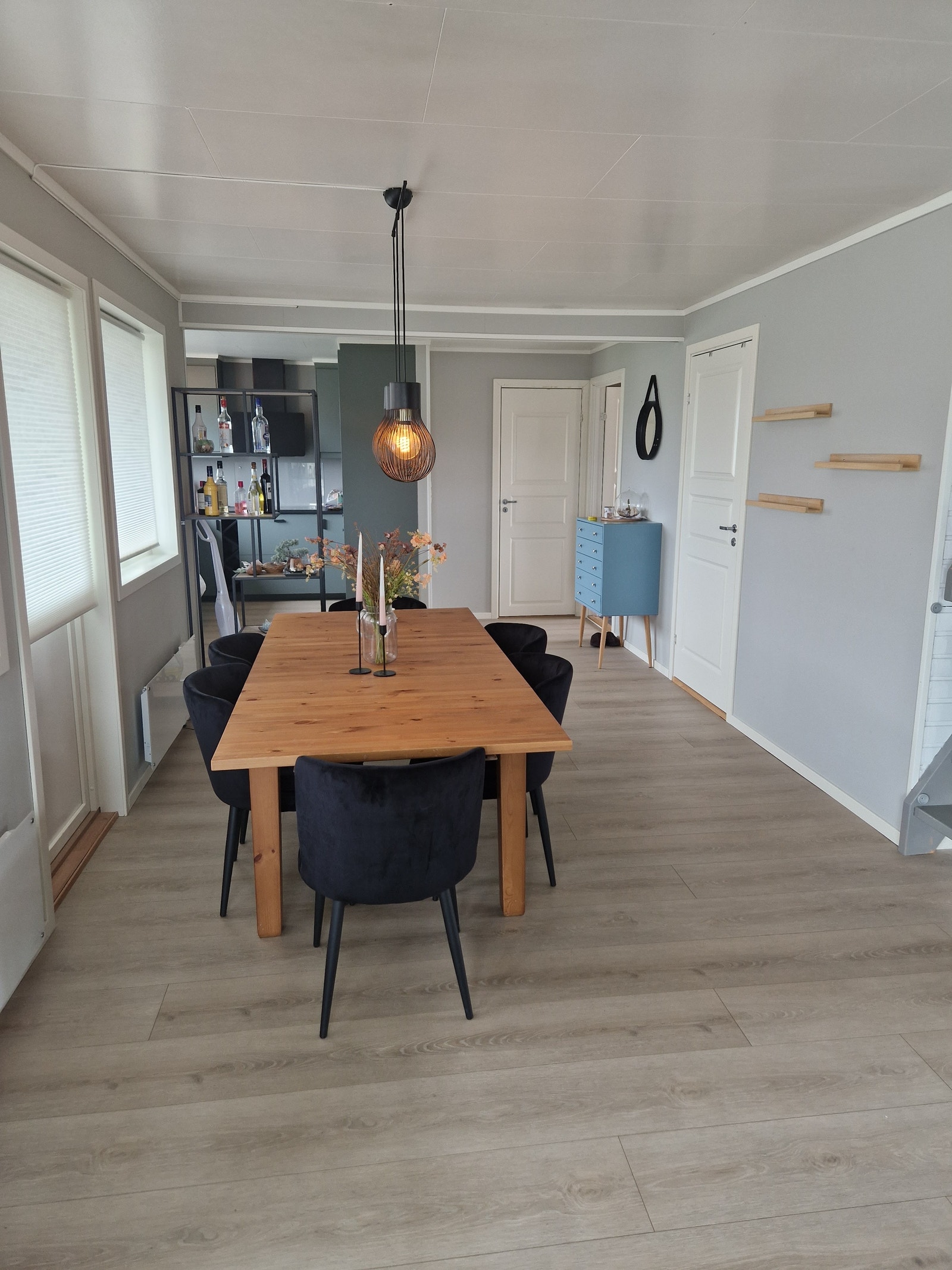 Spisestue mot kjøkken Galleribilde