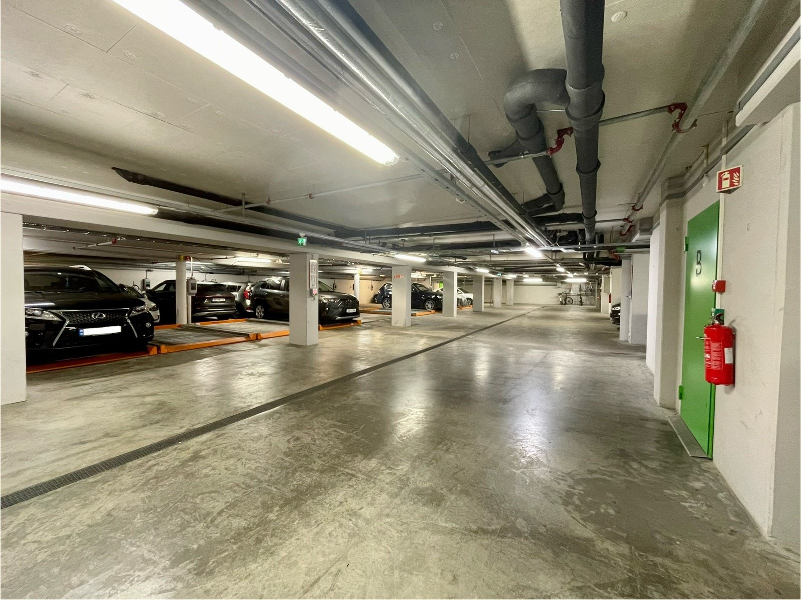 Det er mulig å leie garasjeplass i underetasjen. Innerst er det også sykkelparkering Galleribilde