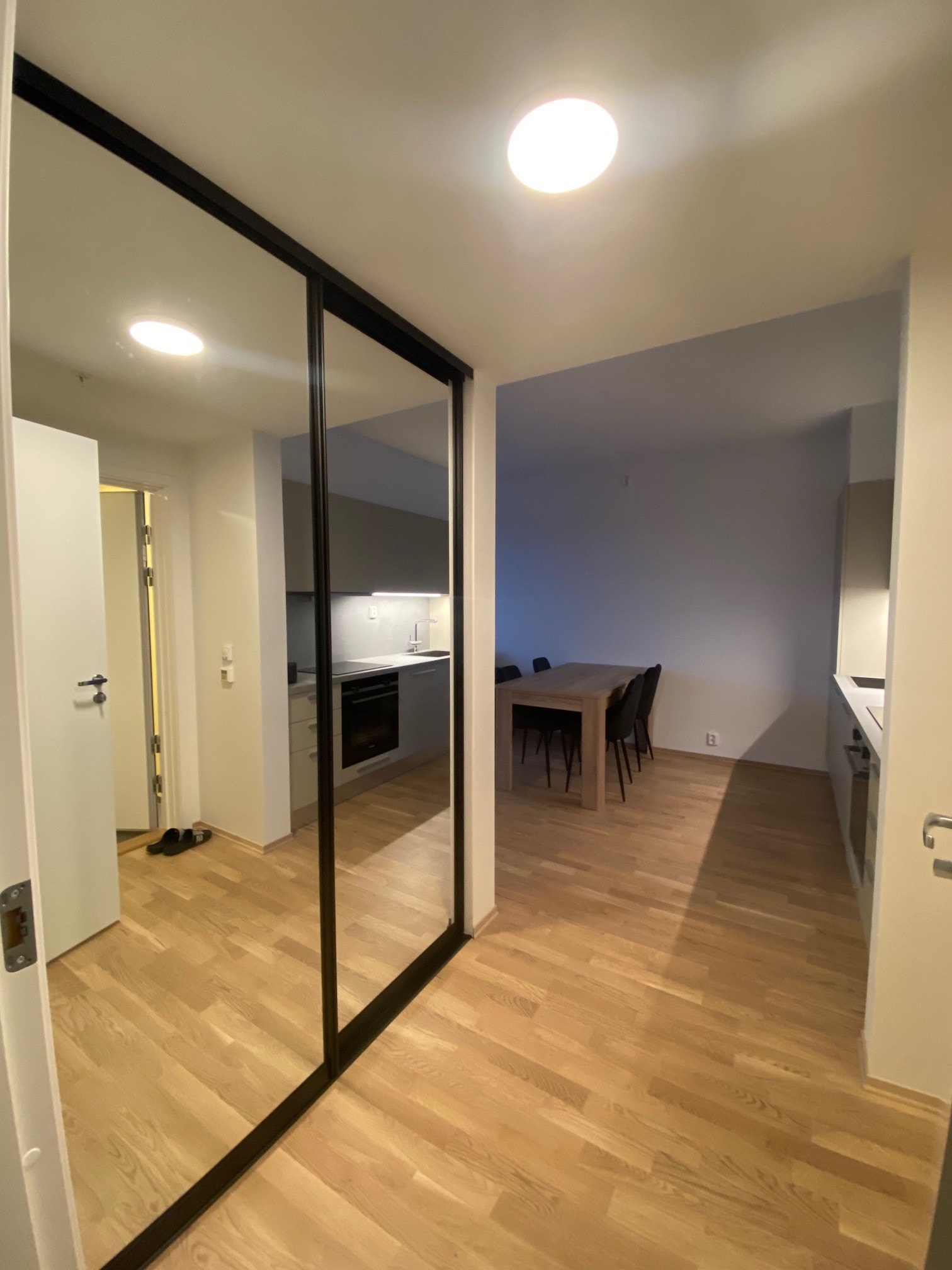Speil skyvedørsgarderobe med kurvstativ i romslig gang Galleribilde