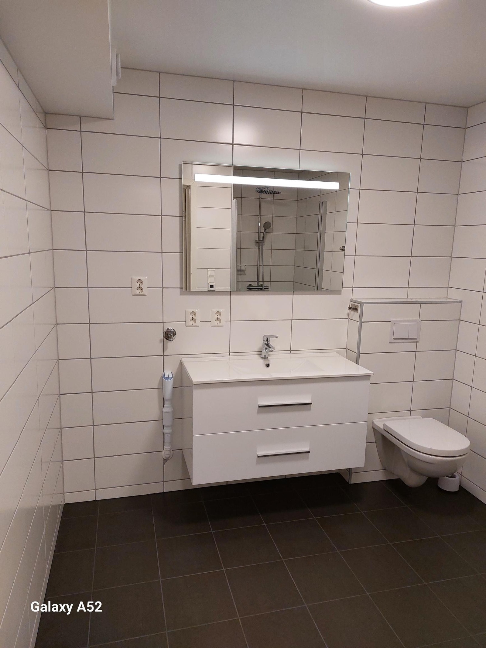 Bad med opplegg til vaskemaskin og tørketrommel Galleribilde