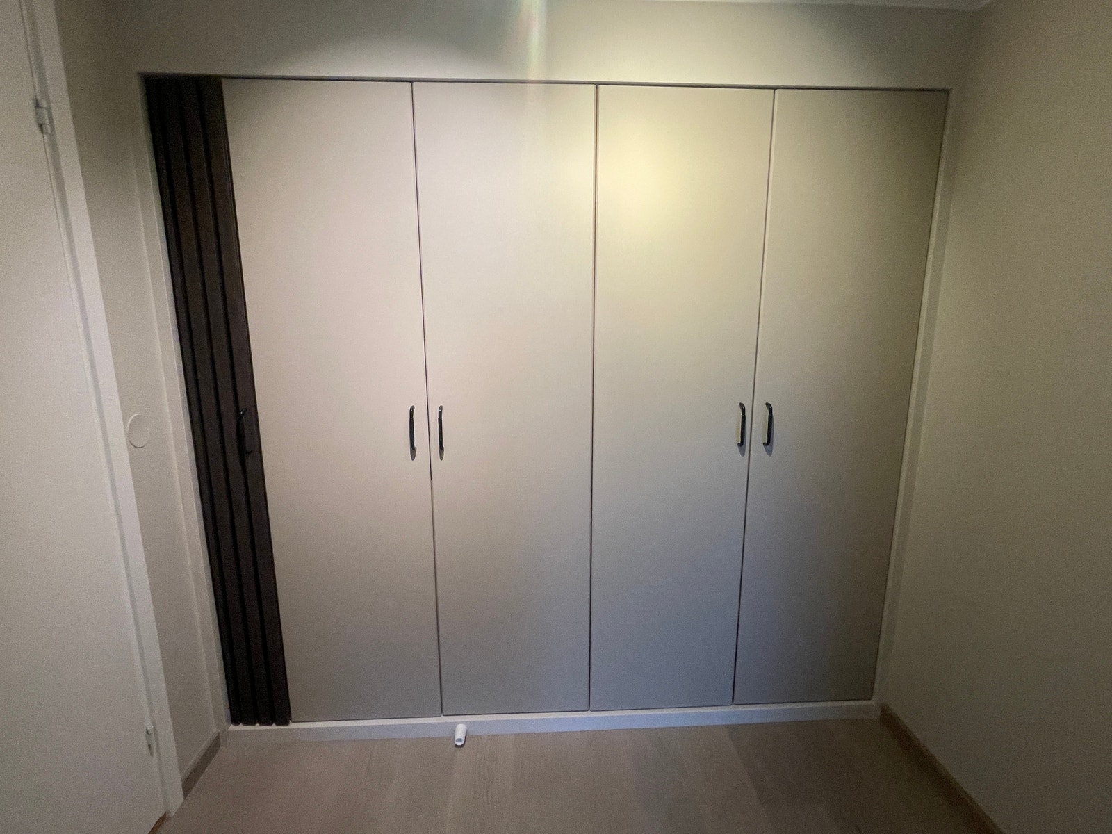 Walk-in closet med plassbygget garderobe Galleribilde