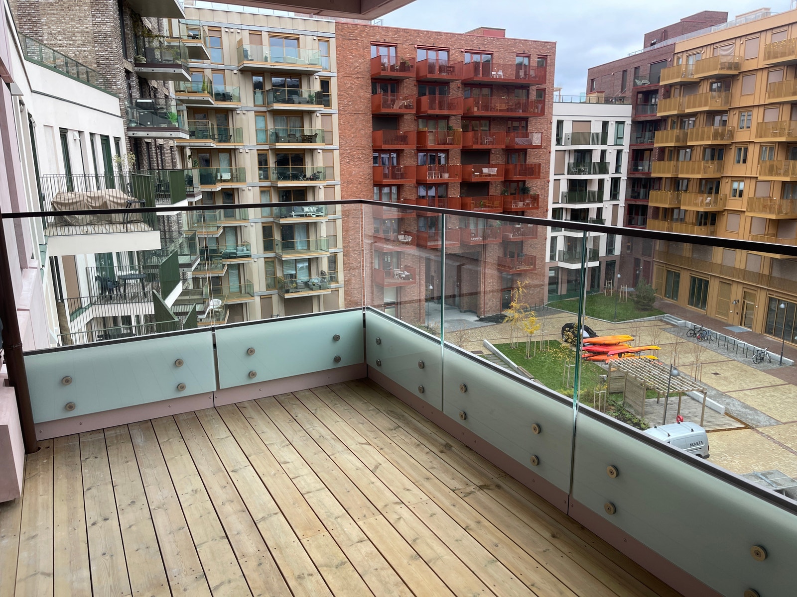 Balkong med utsikt mot grønt og rolig gårdsrom. Galleribilde