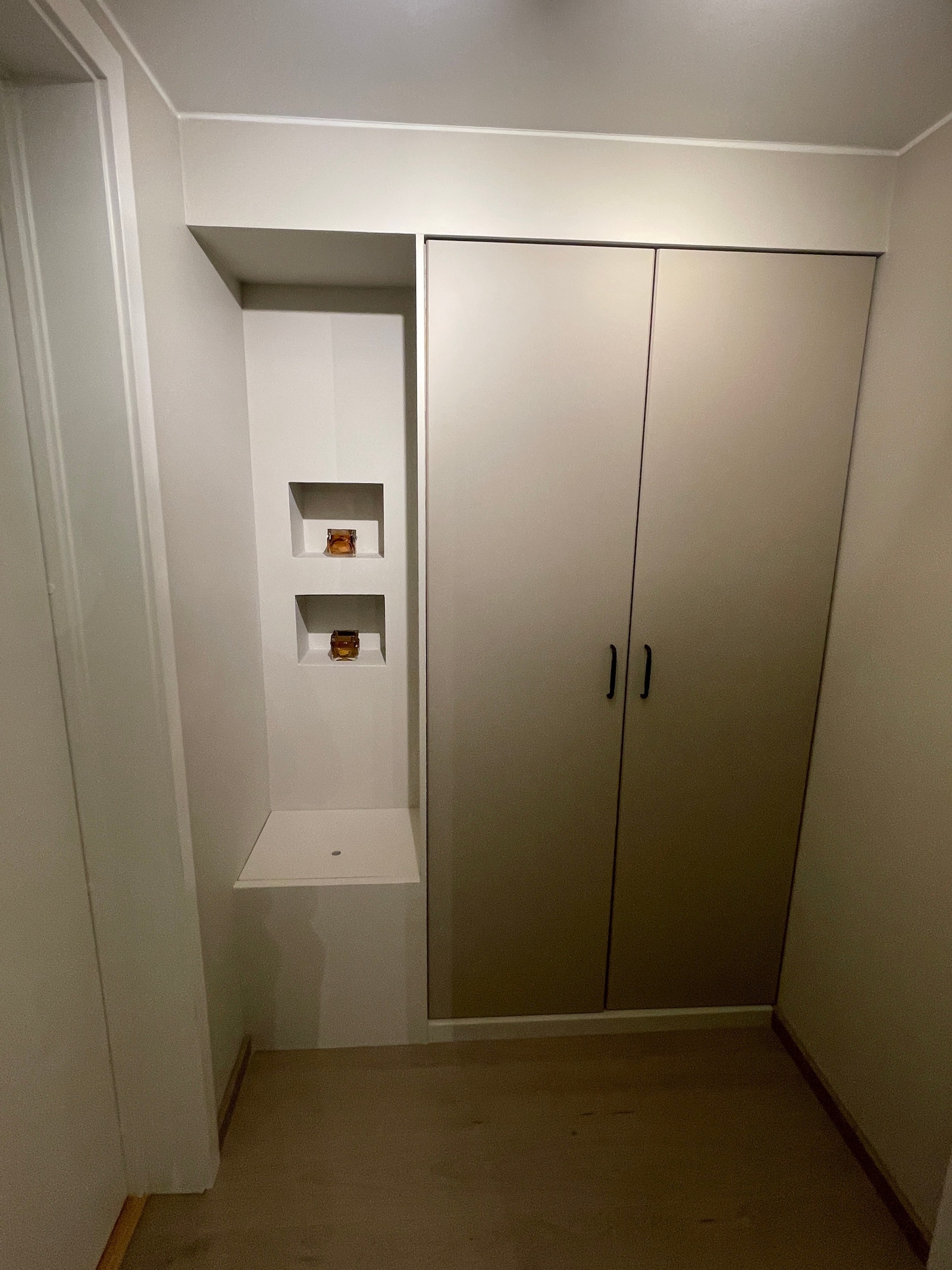 Entre med plassbygget garderobe Galleribilde