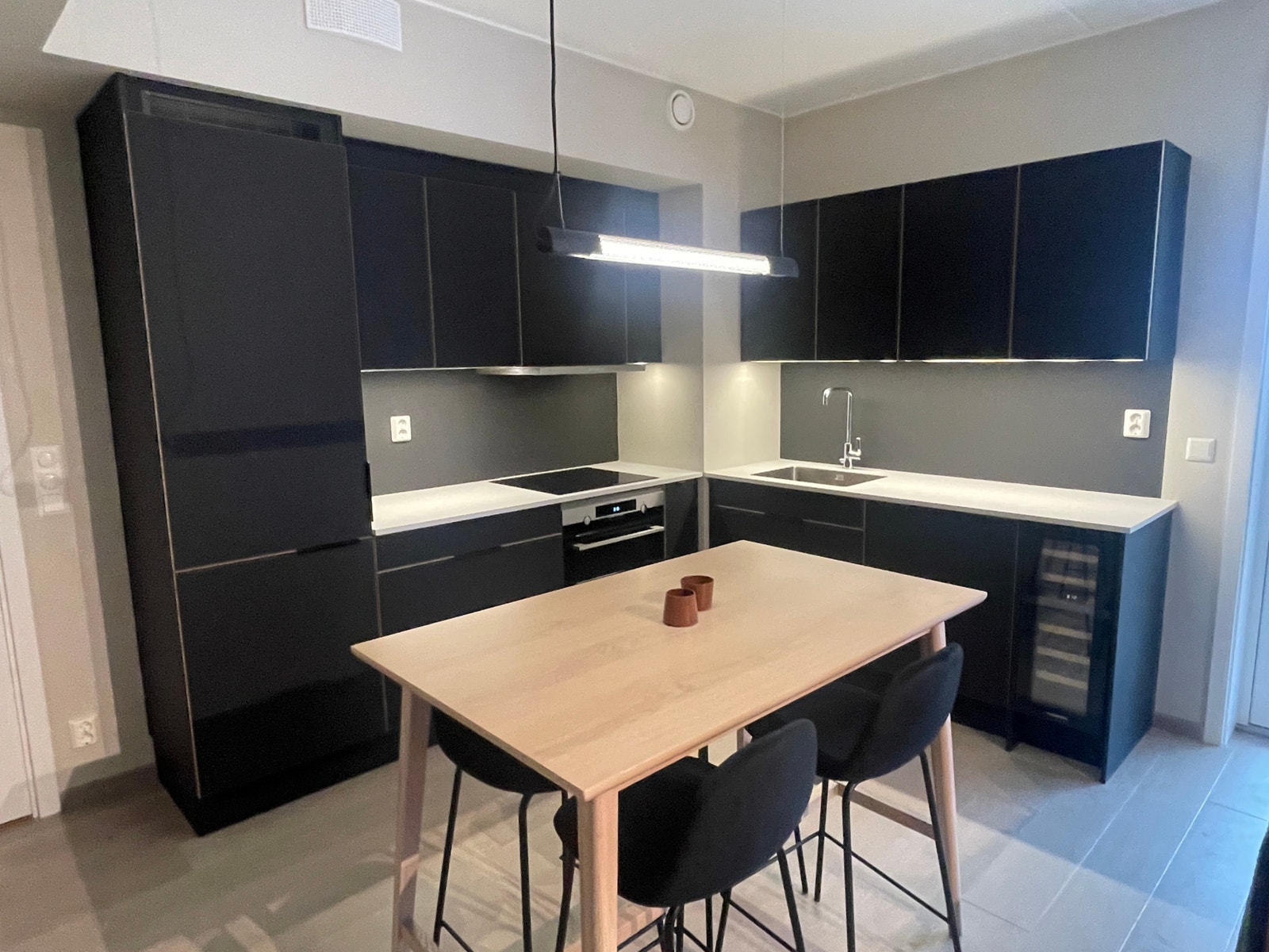 Lekkert HTH kjøkken med integrerte hvitevarer Galleribilde