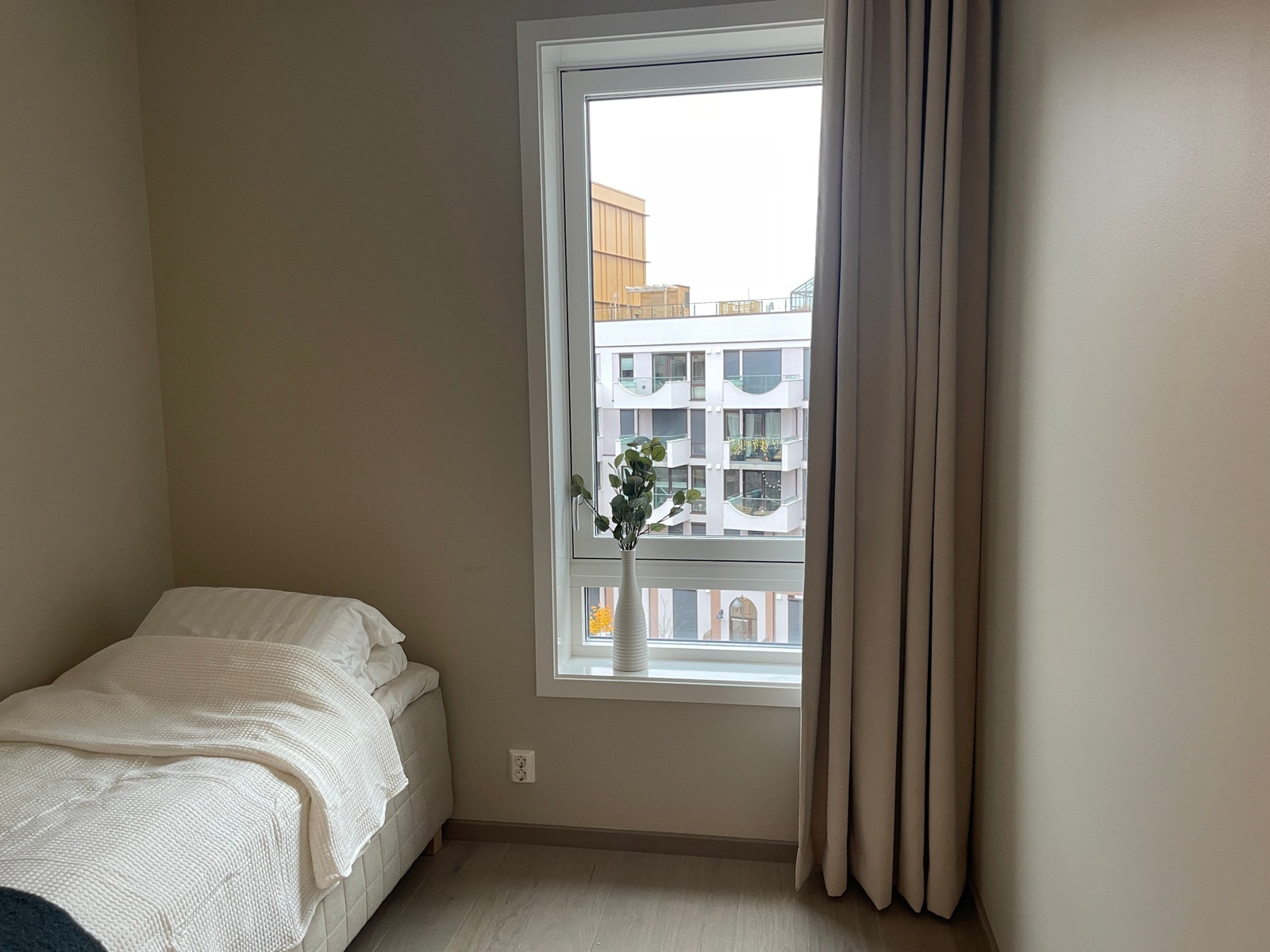 Gjesterom med 90 cm seng. Kan også fungere som kontor. Galleribilde