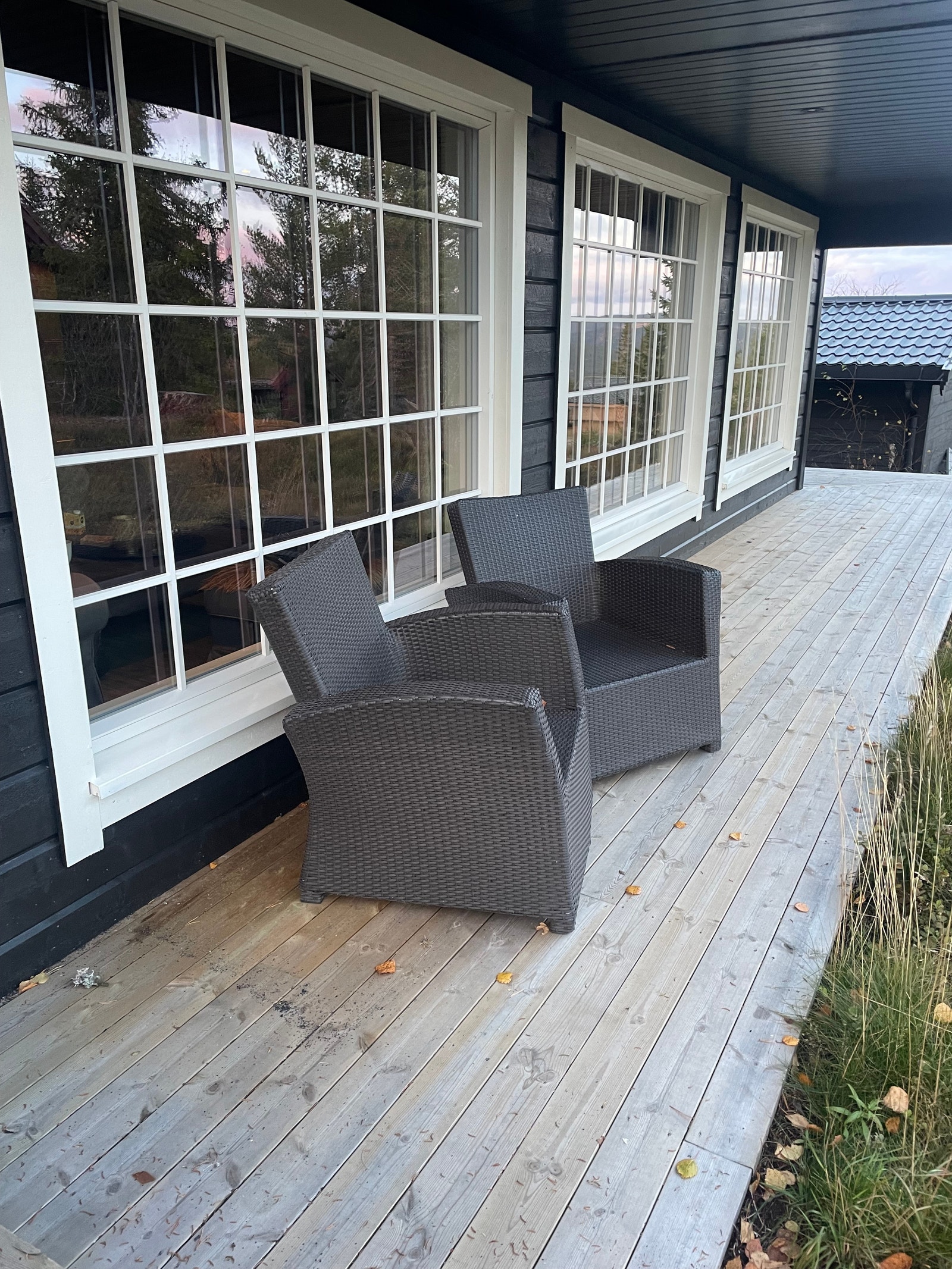 Sitteplass uten under tak med utsikt mot fjellet Galleribilde