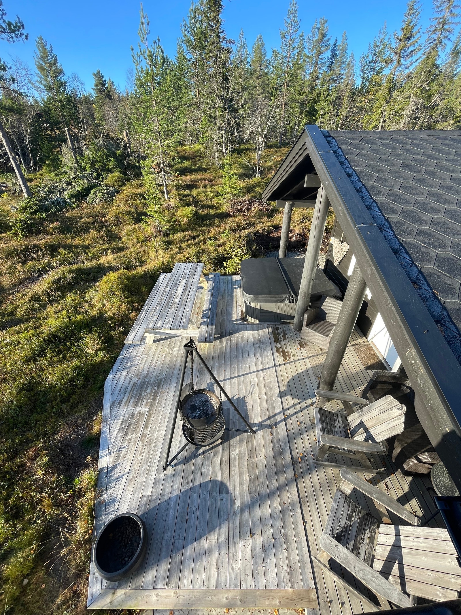 Utsikt fra veranda i 2.etg ned til uteplassen Galleribilde