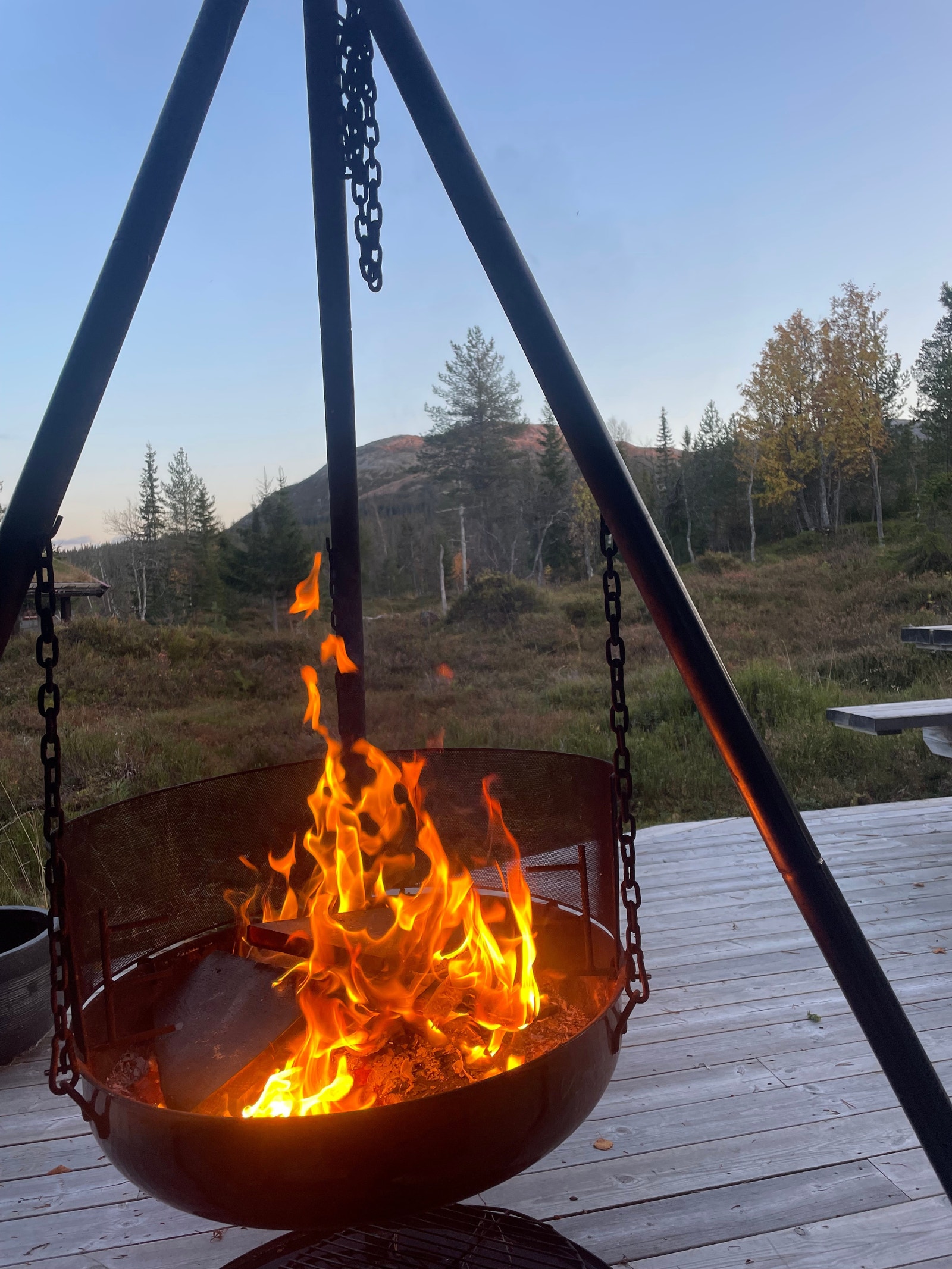 Stemningsbilde ute med bålpanne Galleribilde