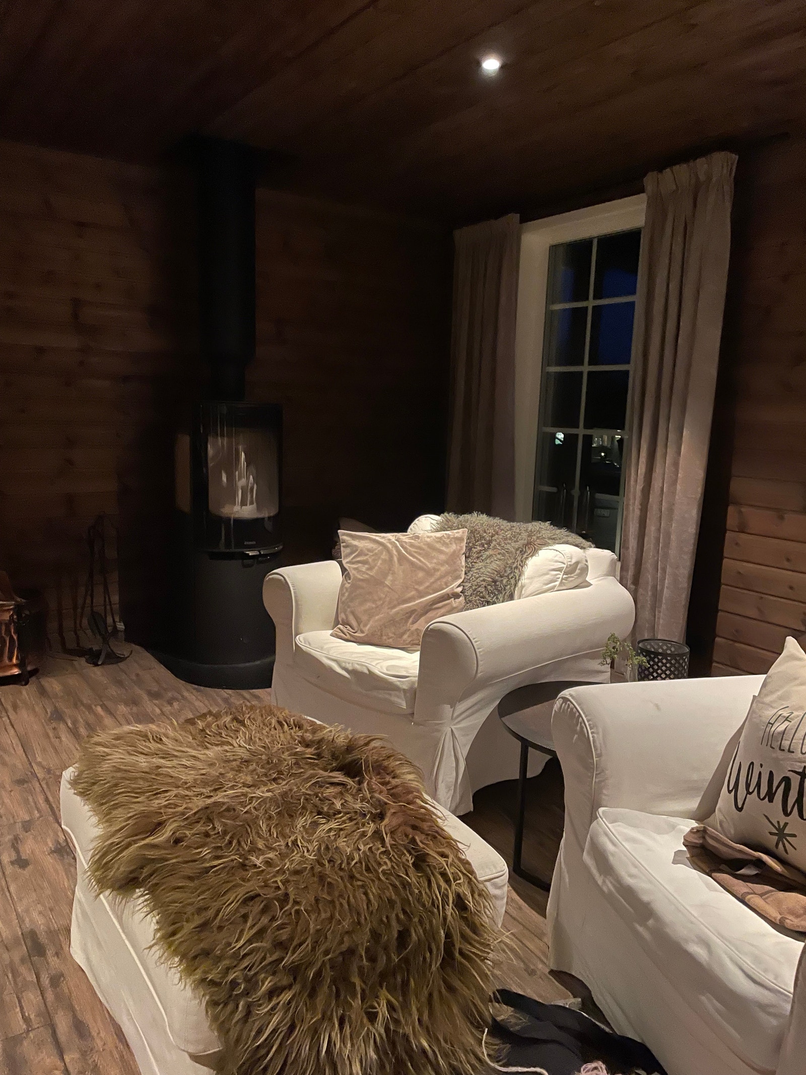 Lenestoler ved peis i stue Galleribilde