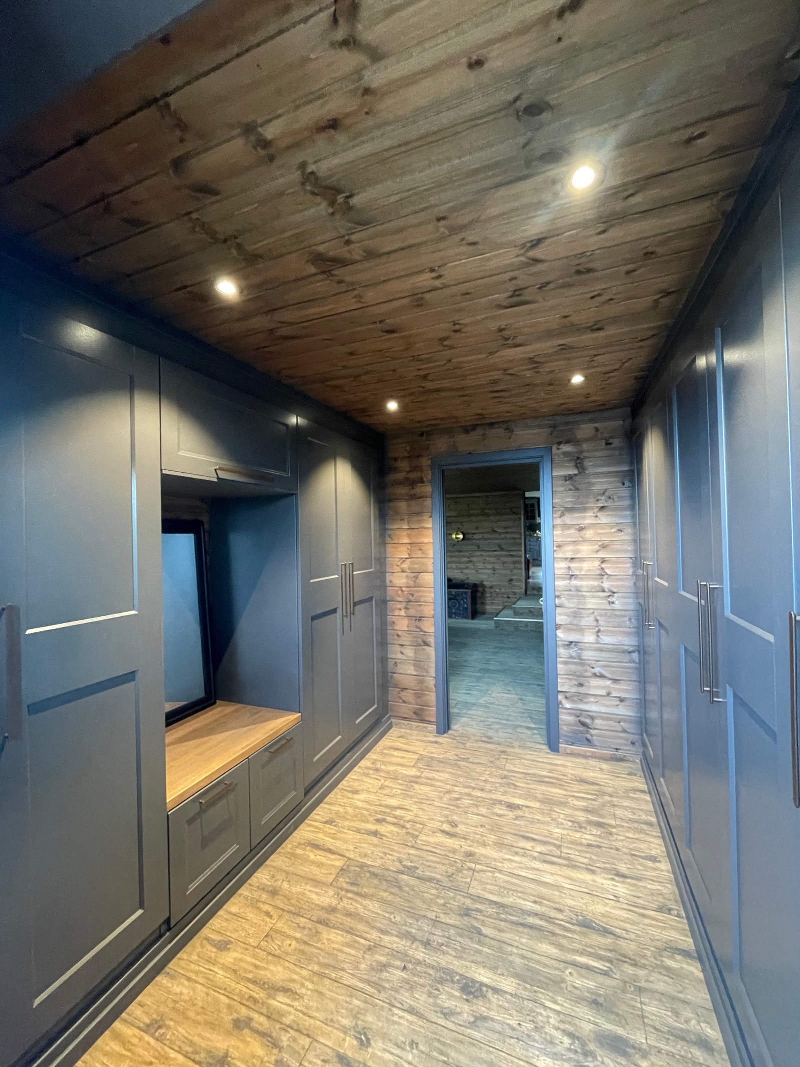 Gang med garderobeplass til gjester på høyere sode Galleribilde