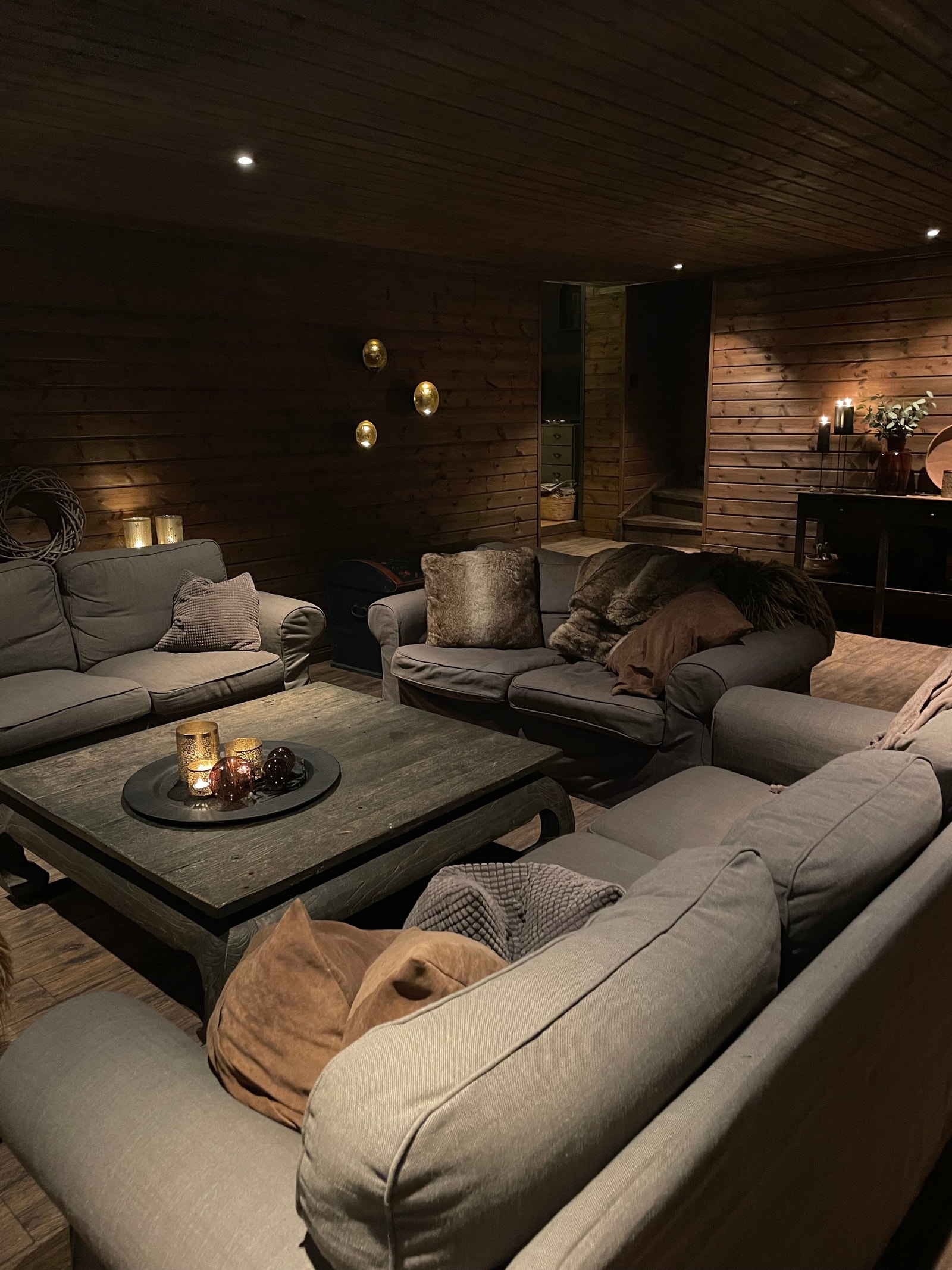 Stue med 3 sofaer rundt stort bord Galleribilde