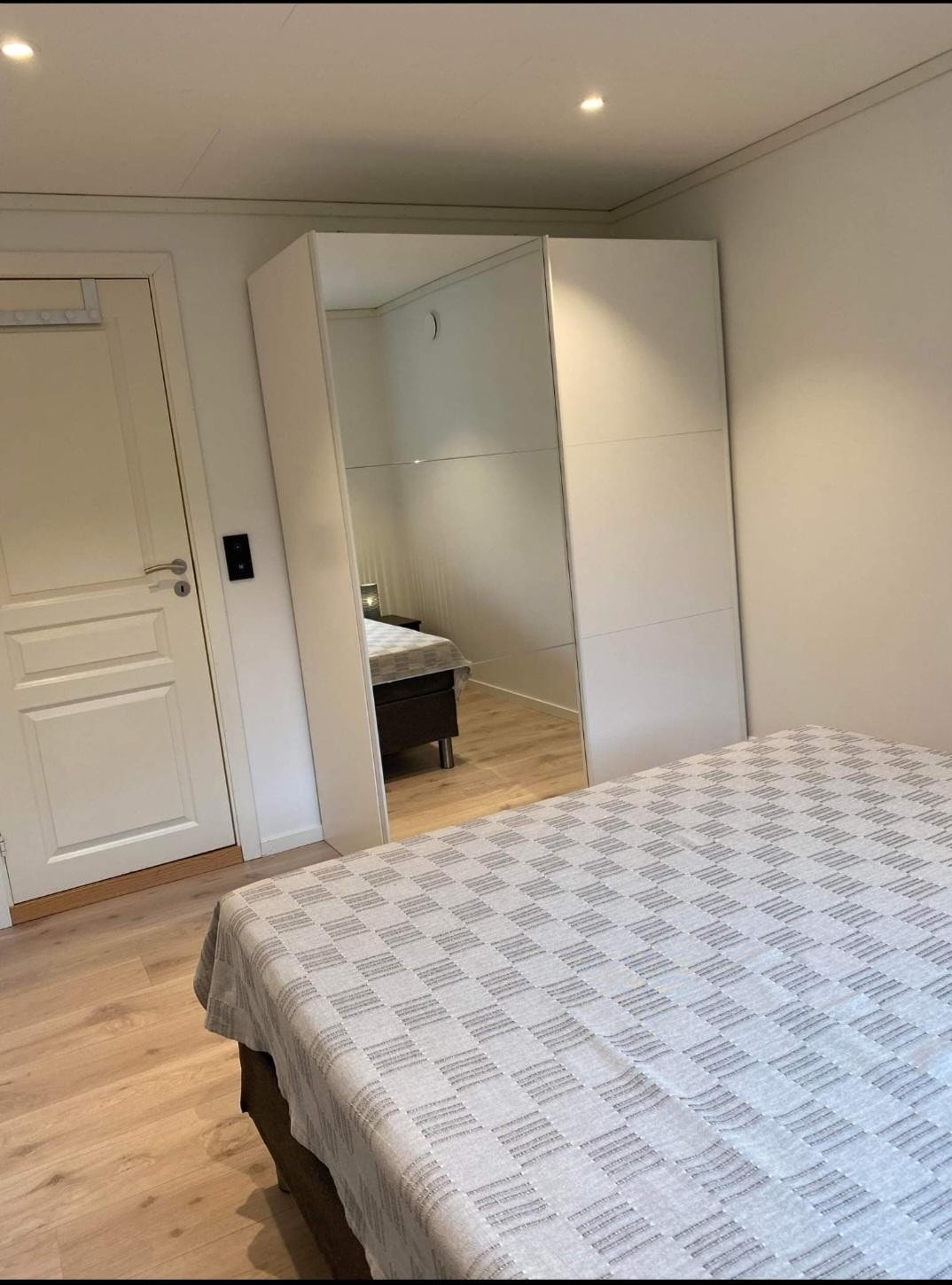 Garderobeskap på soverom Galleribilde
