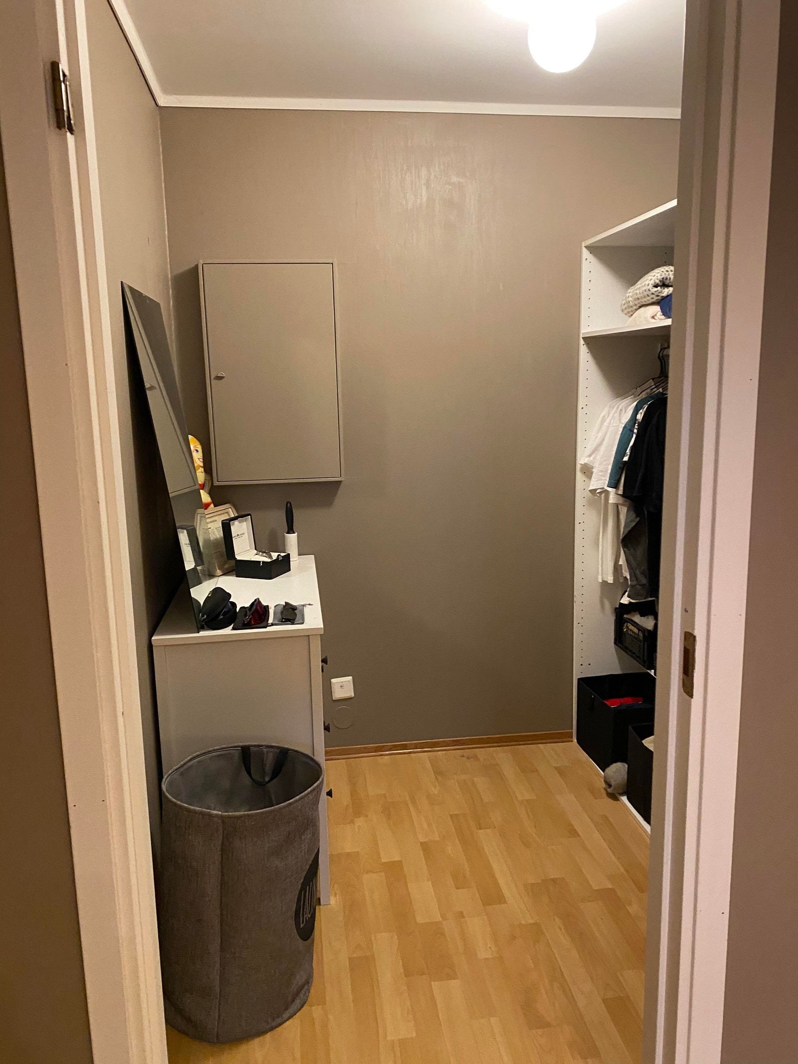 Walk in closet fra hovedsoverom Galleribilde