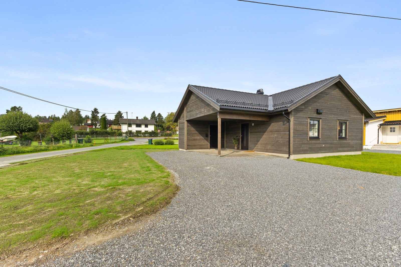 Prosjektert bolig Praktisk m. carport/utebod, og overbygd terrasse. Bildet av sammen bolig annet sted, og avvik kan forekomme. Galleribilde