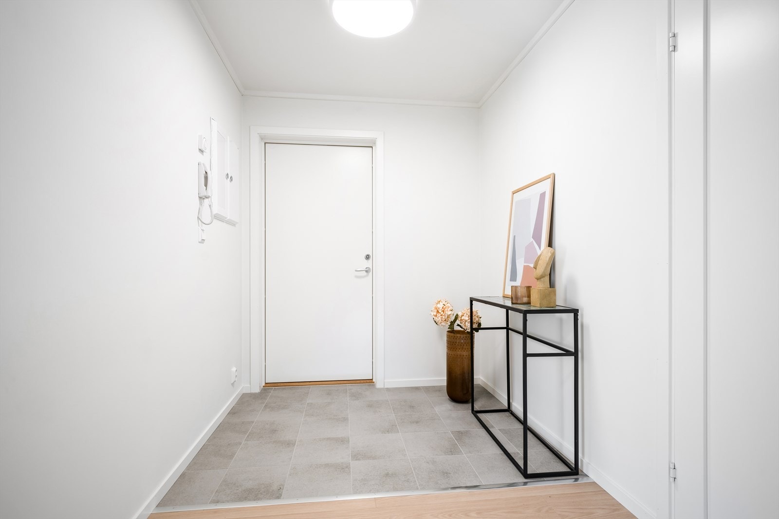 Flislagt entré i visningsleilighet (F09) Galleribilde