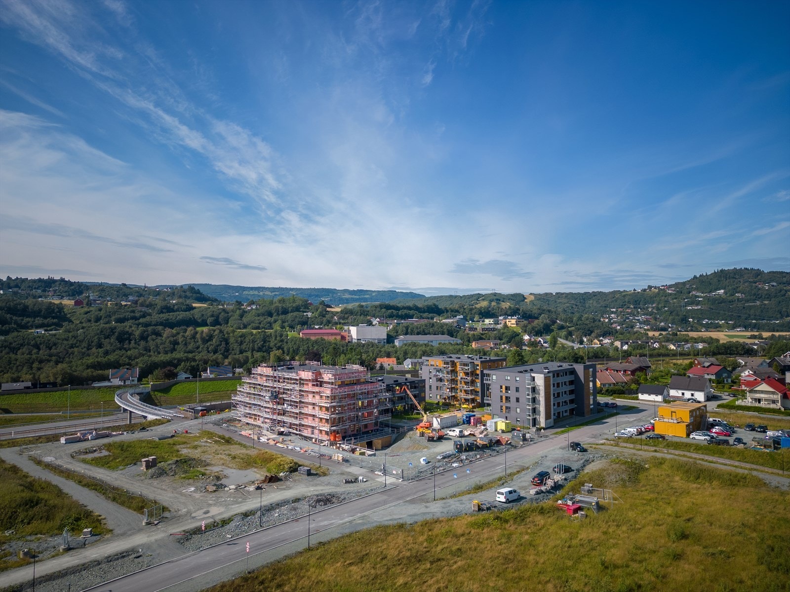 Det er i tillegg etablert bru over E6 mot Gaula, samt at Melhus kommune har framtidsrettet plan med ny gangbru fra sentrumssiden til Melhus vest (skole, idrettsanlegg, m.m) Galleribilde