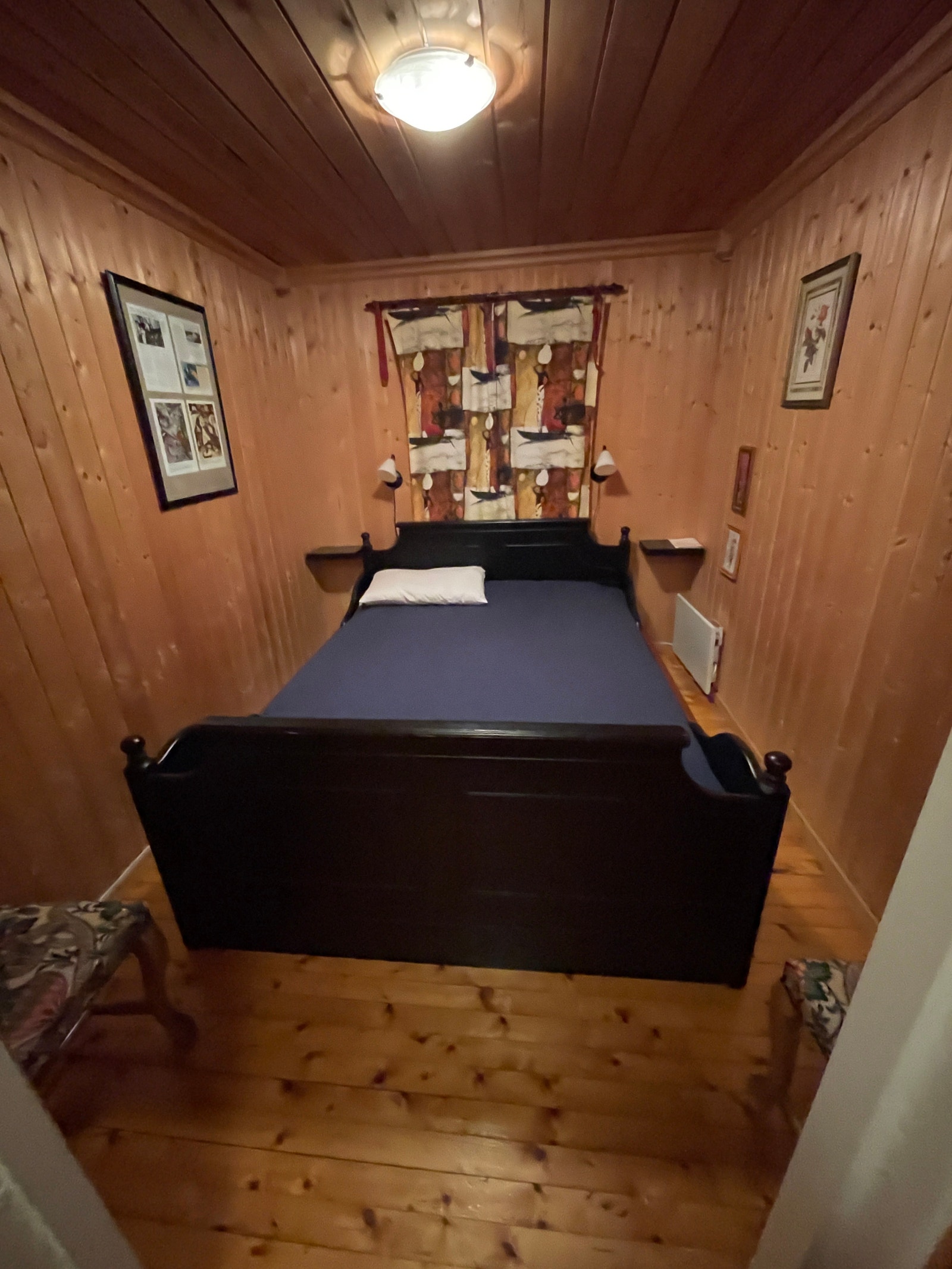 Soverom med dobbeltseng. Galleribilde