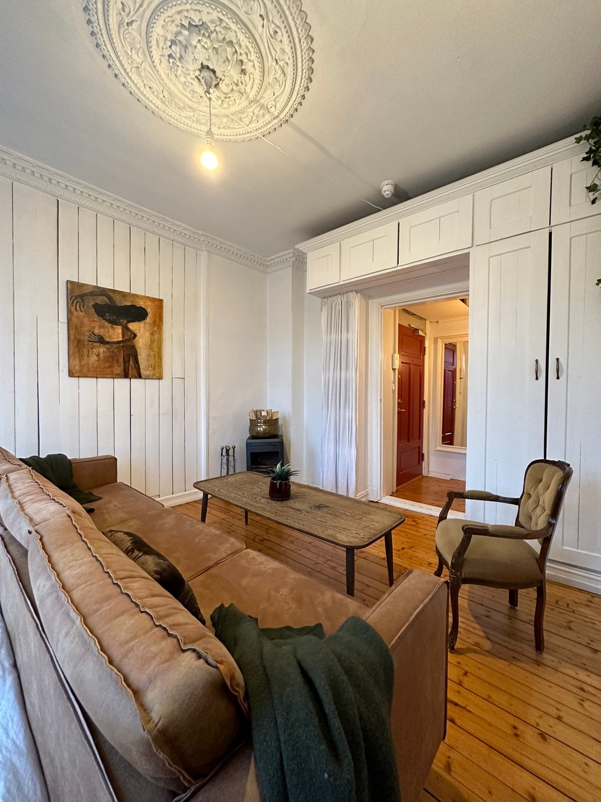 Plassbygd garderobe Galleribilde