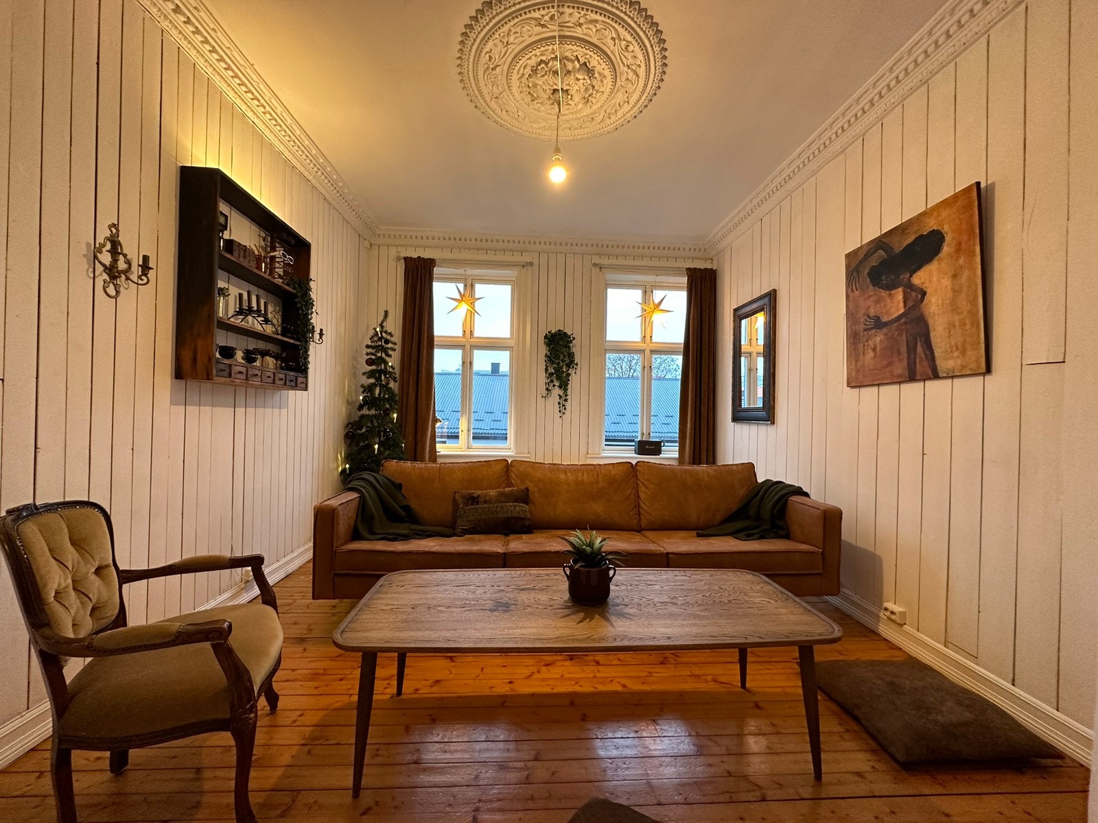 Rosett, stukkatur, originale tregulv og panel på vegger Galleribilde