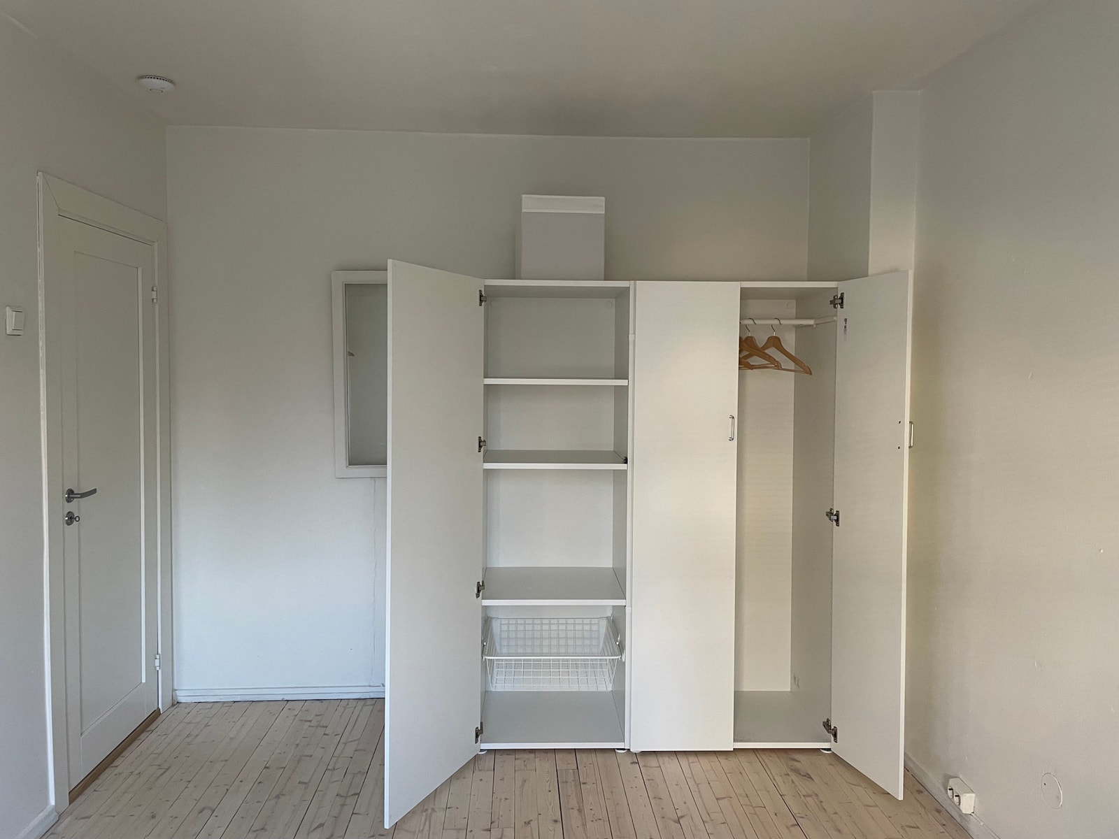 Stort soverom med plass for hjemmekontor Galleribilde