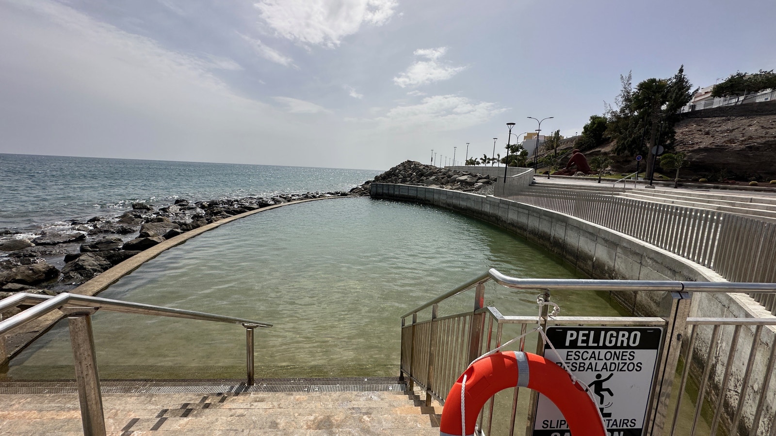 Saltvannbasseng på stranden Galleribilde
