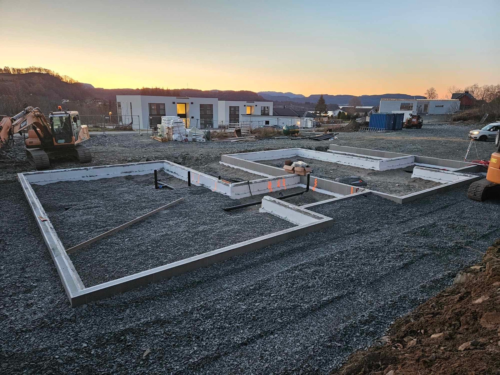 Flott morgon i Storehaugvegen. Grunnmur støypt. Galleribilde