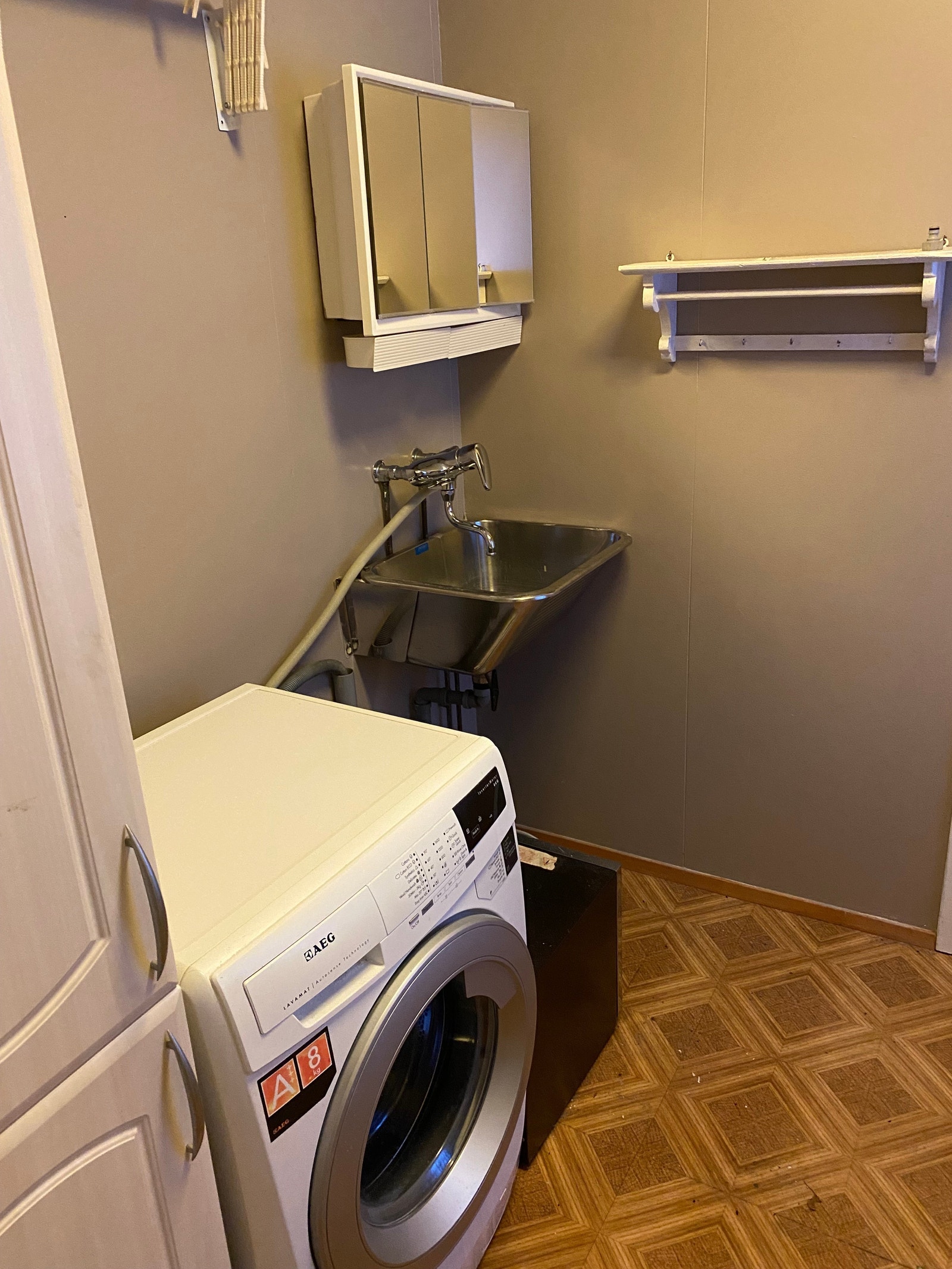 Vaskerom med egen utgang, og nedgang til kjeller
Kjeller har også egen utgang Galleribilde