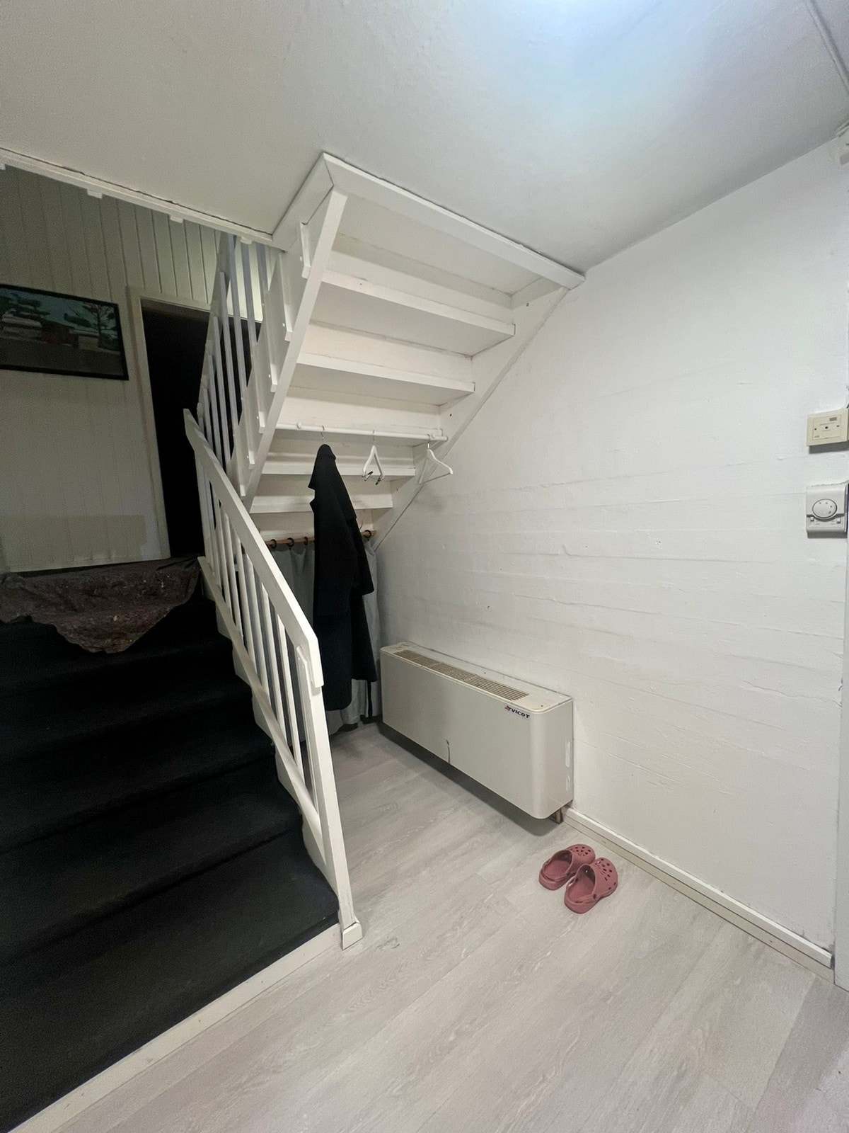 Stor plass til oppbevaring av jakker. Egen inngang i underetasjen Galleribilde