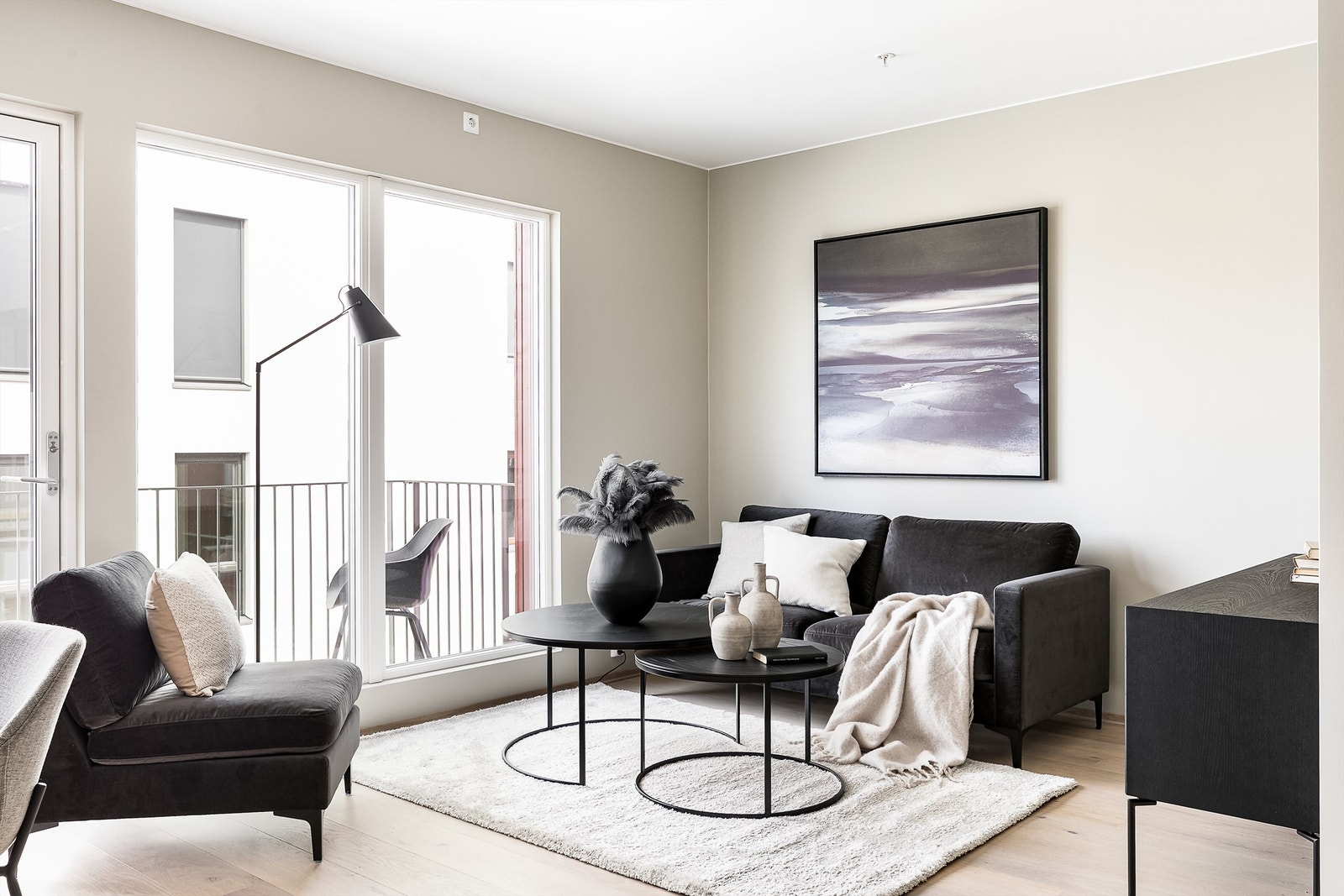 Godt utnyttede planløsninger - Store vindusflater legger til rette for optimale, naturlige lysforhold Galleribilde