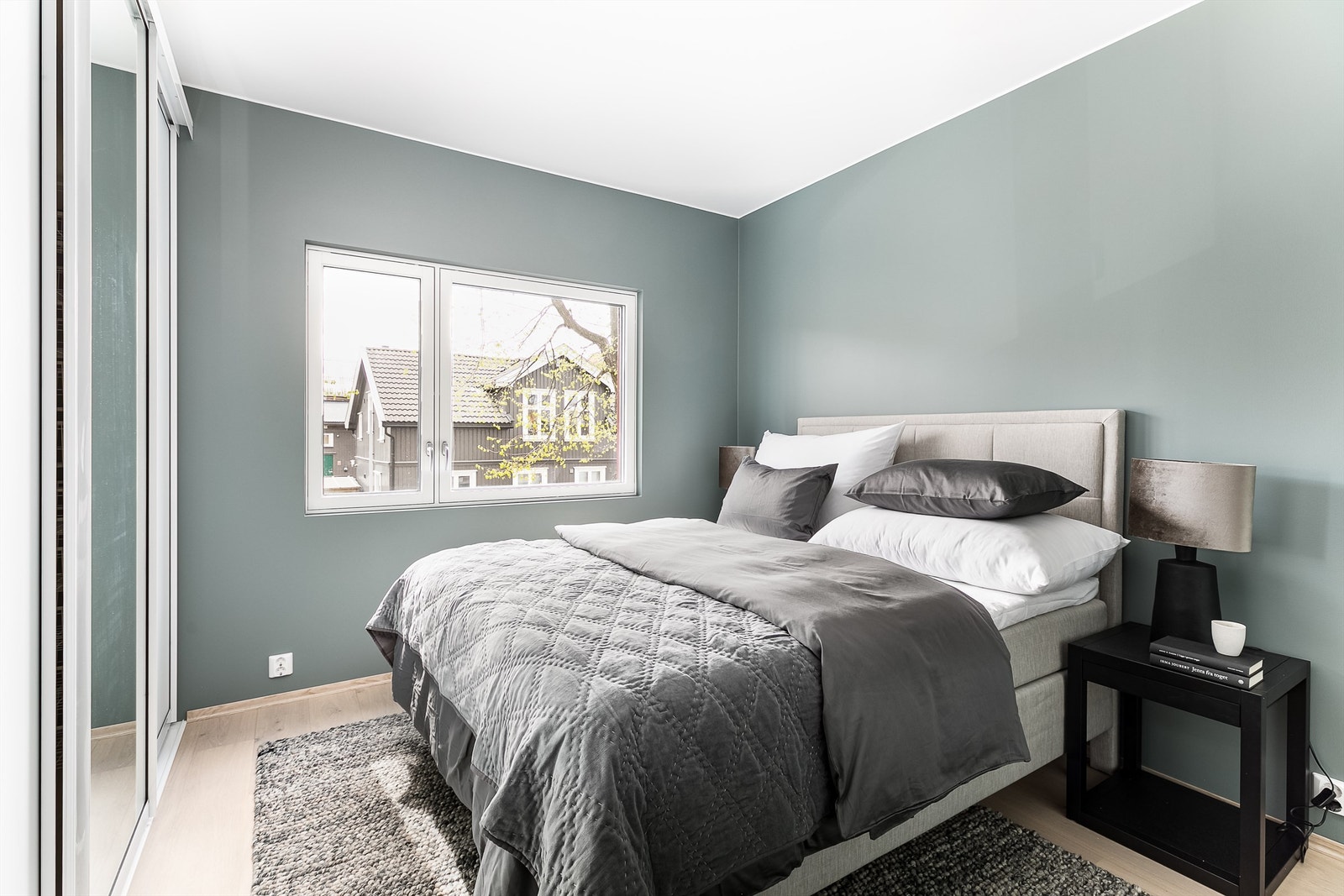 Romslige soverom med avsatt plass for garderobe Galleribilde