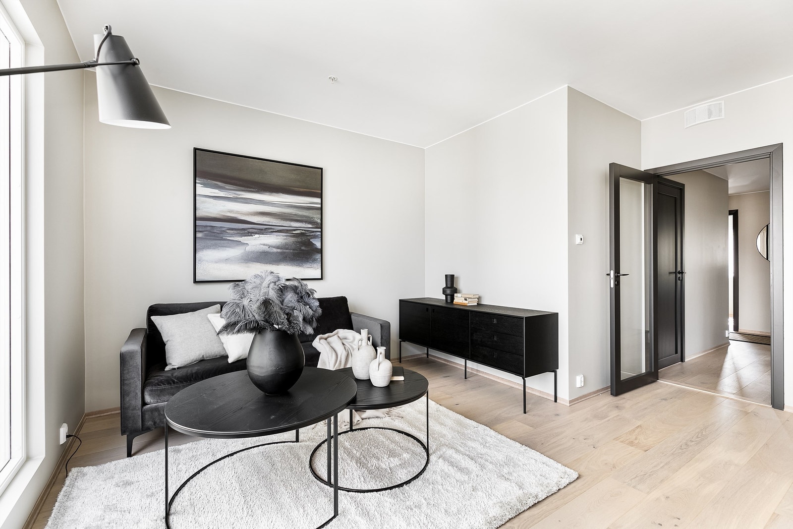 Moderne uttrykk med 2,6m takhøyde og listfritt vegg mot tak Galleribilde