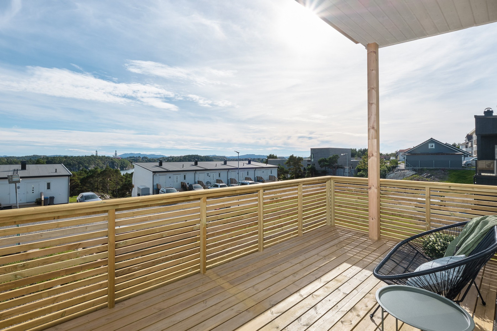 Flott, sørvendt balkong utenfor stuen. Bilde fra tilsvarende bolig på Furukammen