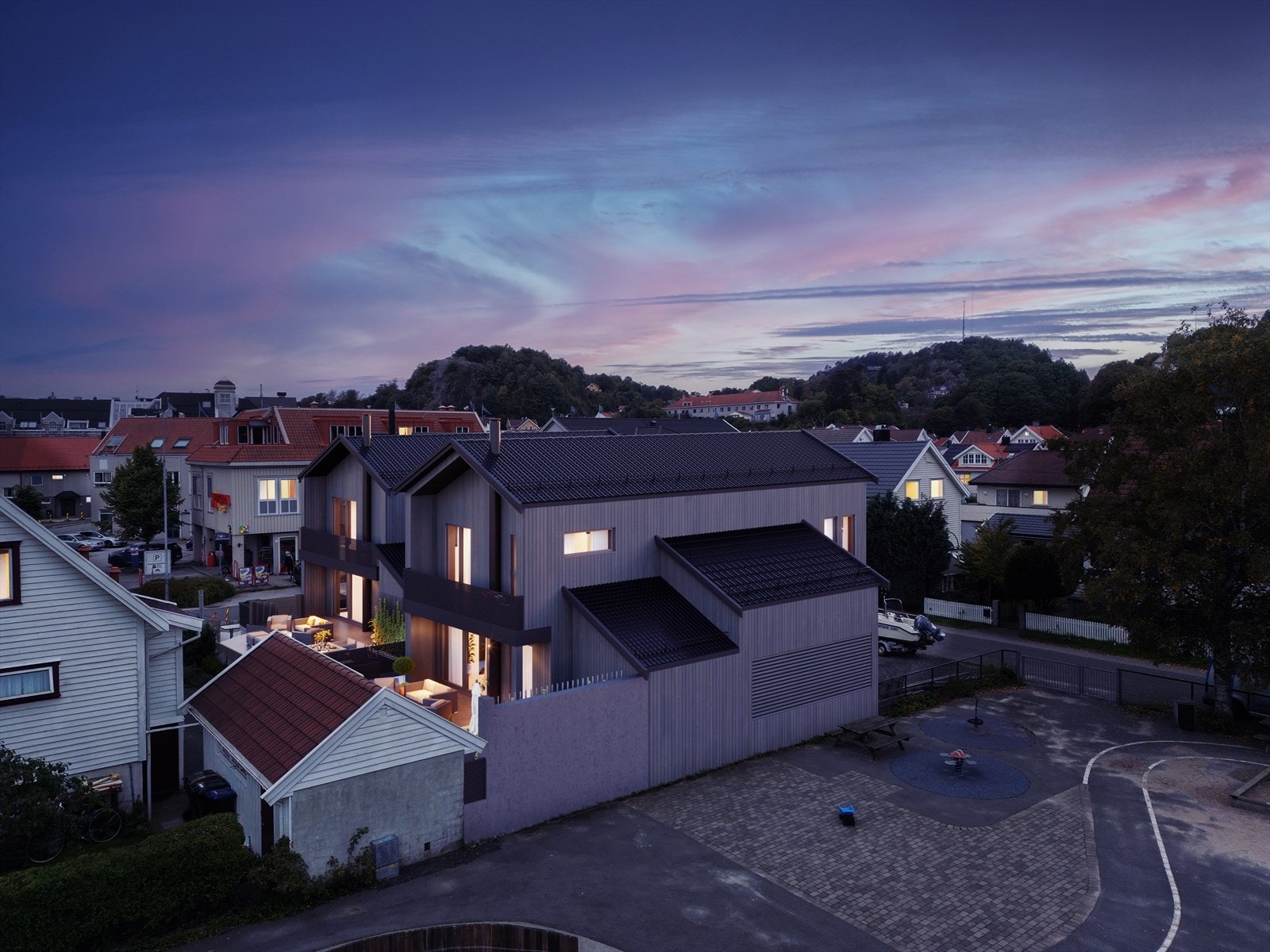 003_Fasade som viser begge boliger. Snr 1 nærmest lekeplassen er ledig.jpg Galleribilde