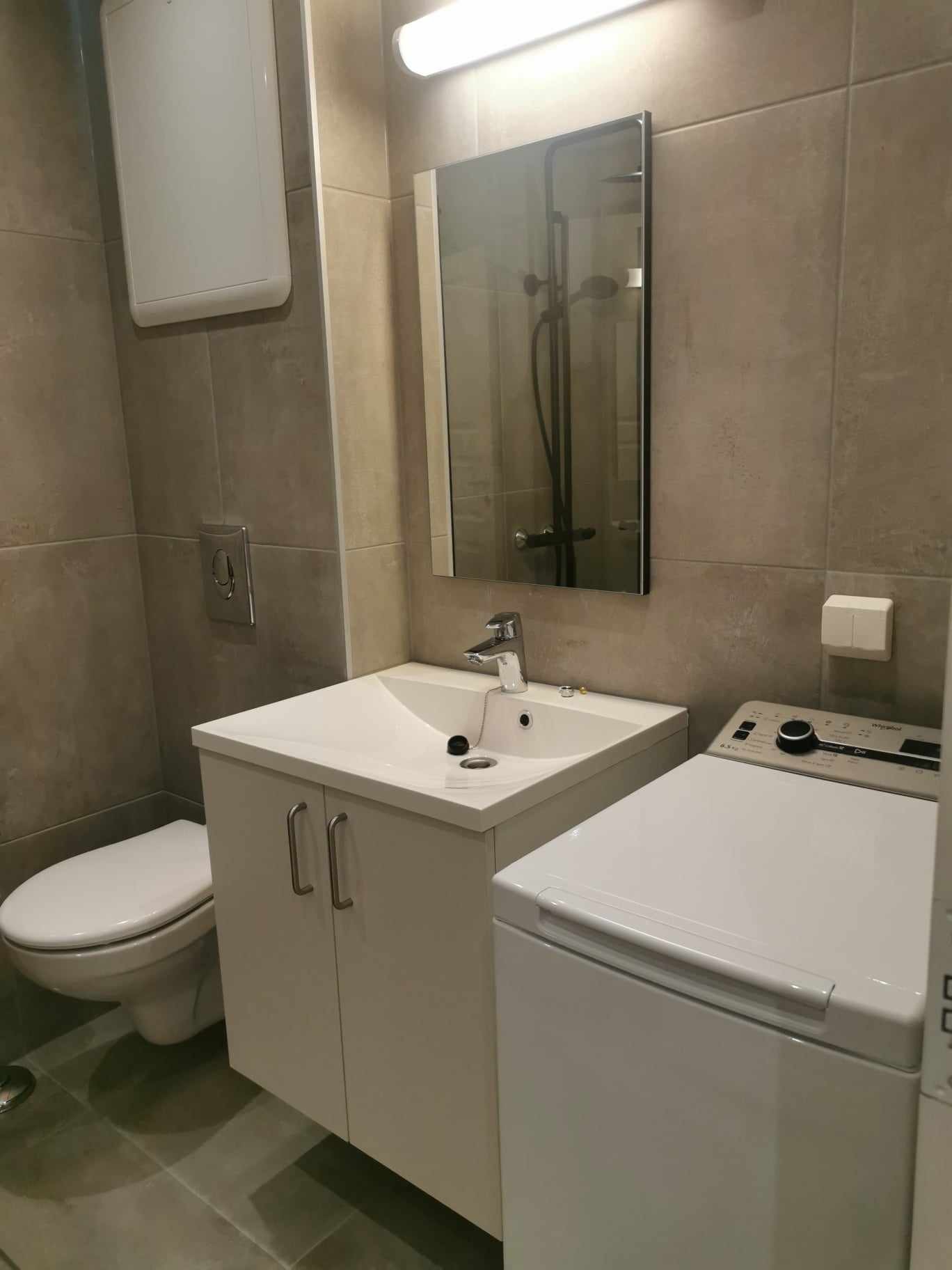 toalett, vask og vaskemaskin Galleribilde