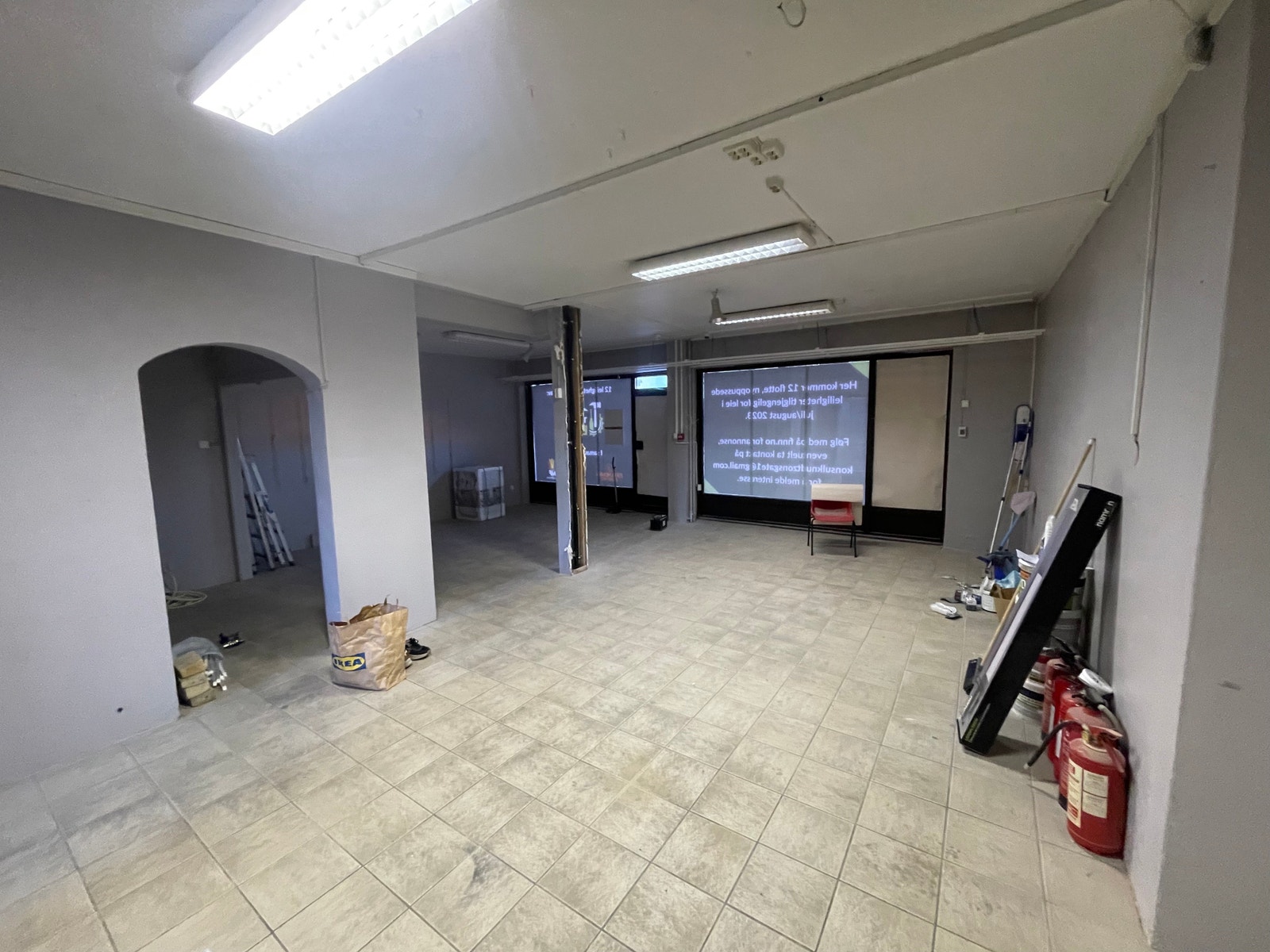 Lokalet innvendig - flislagt gulv Galleribilde