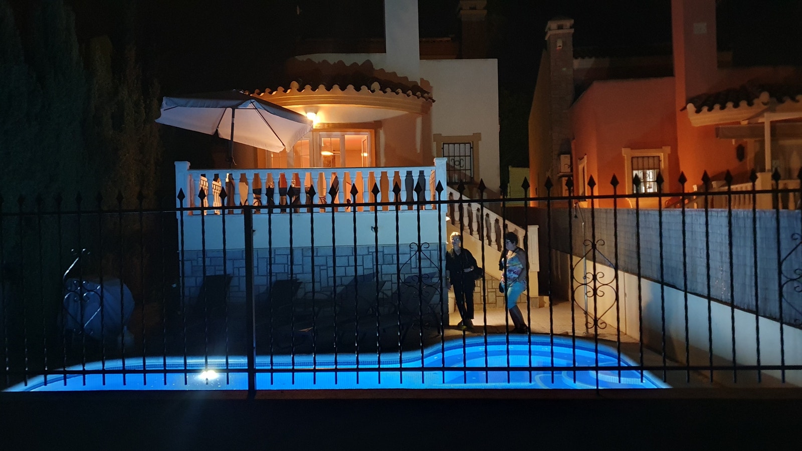 Casa Alibi sett fra hagen i kveldsmørket Galleribilde