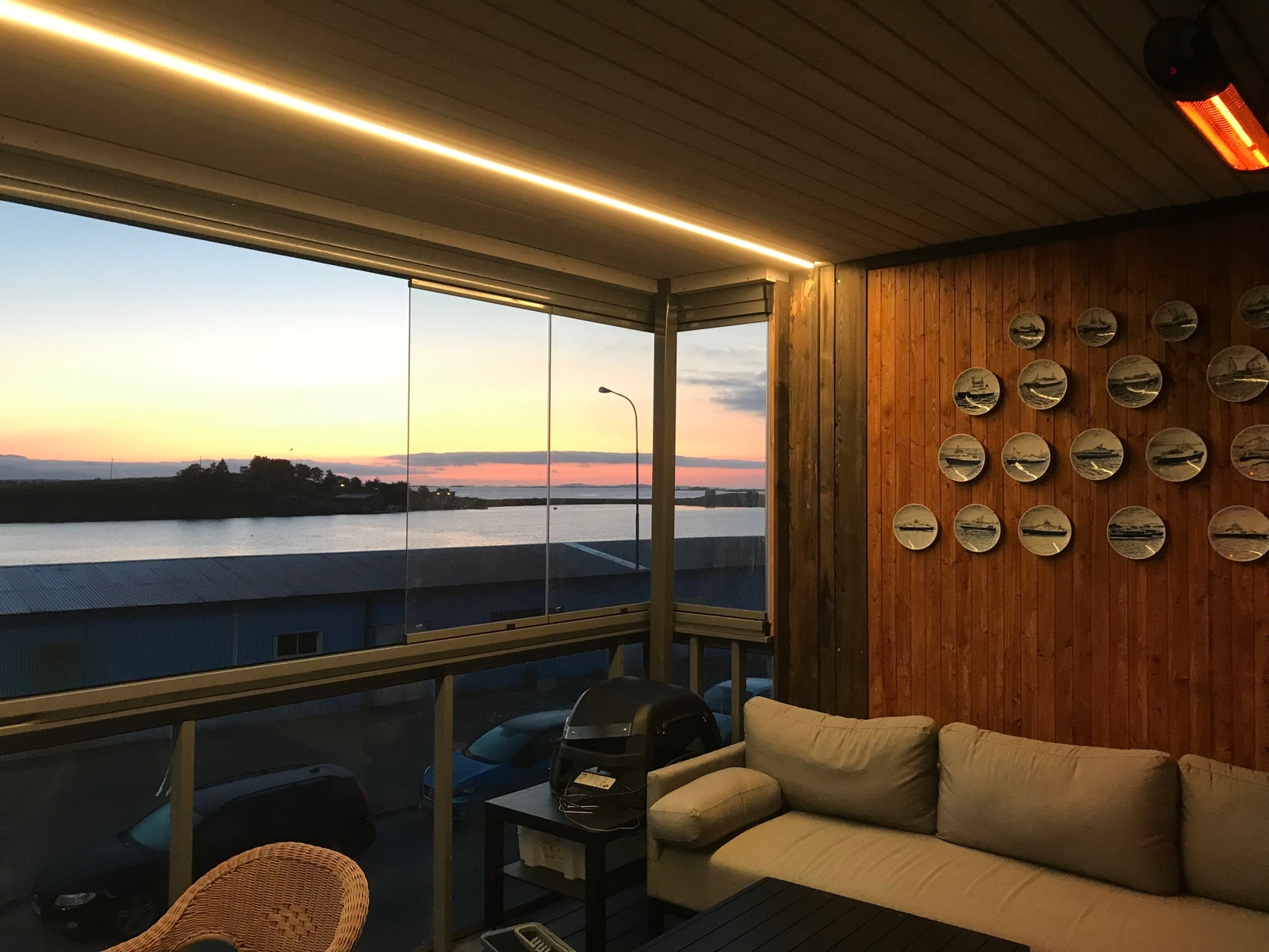 Inn glasset balkong sensommernatt Galleribilde