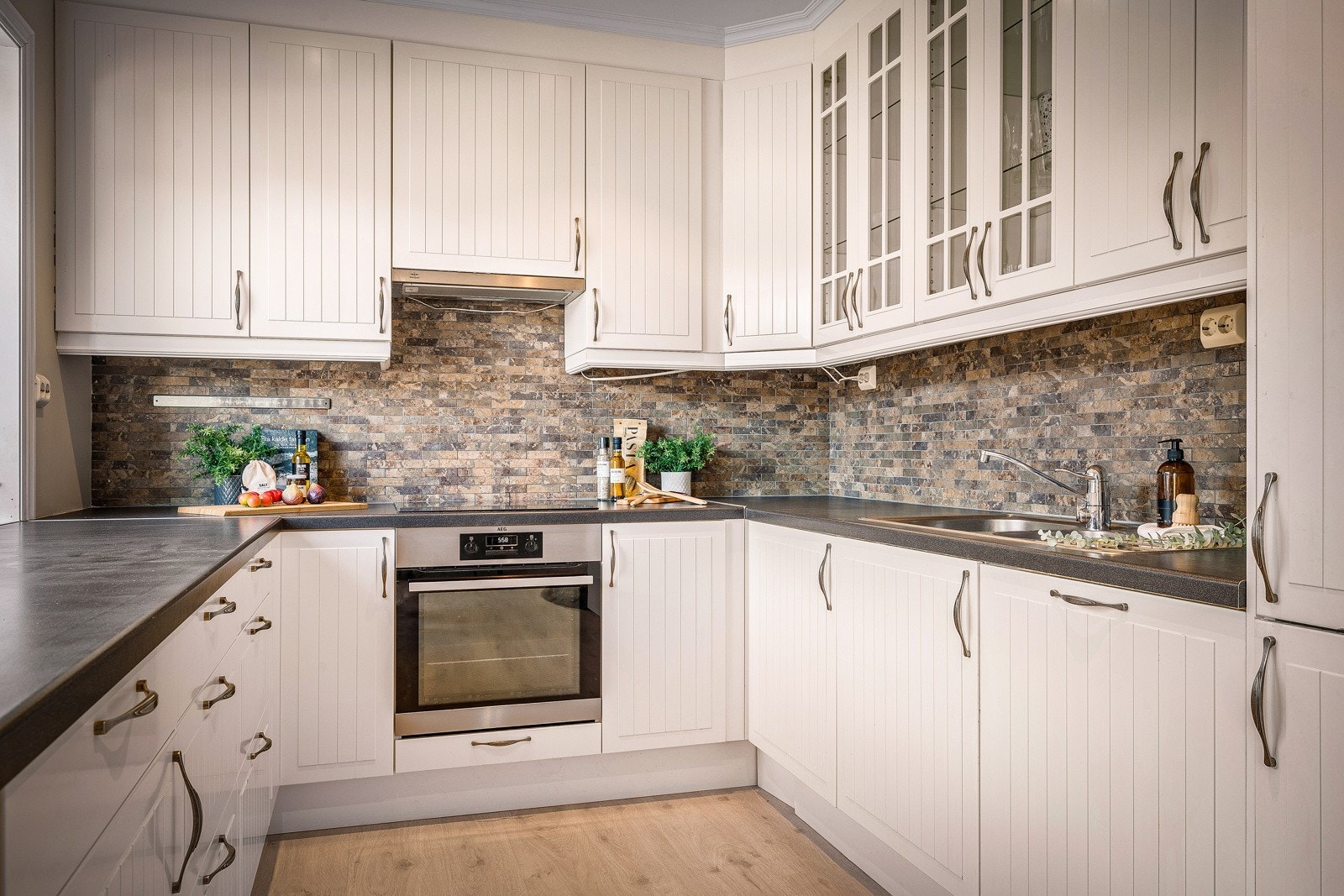 Kjøkkeninnredningen er lys og tidløs, med rikelig skap- og benkeplass. Galleribilde