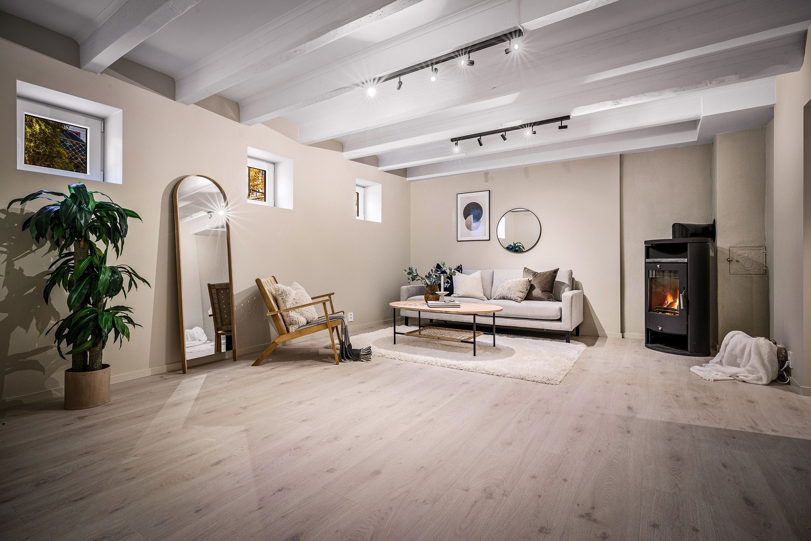 Gulvet i hele underetasjen er lagt med varmematter, slik at man enkelt holder på den gode temperaturen året rundt. Galleribilde