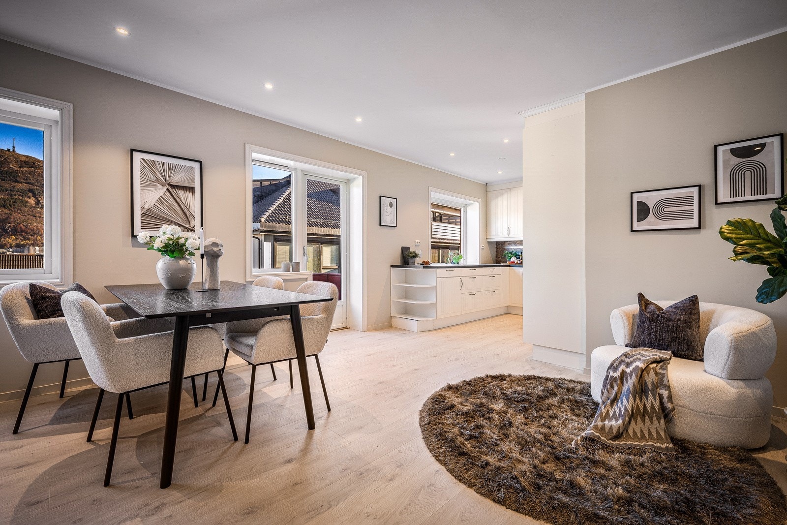 Stue og kjøkken ligger i en åpen og sosial løsning, som måler 29 kvm til sammen. Galleribilde