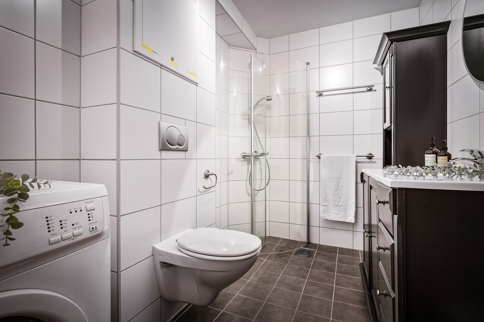 Badet er pent helfliset og måler 5,4 kvm. Galleribilde