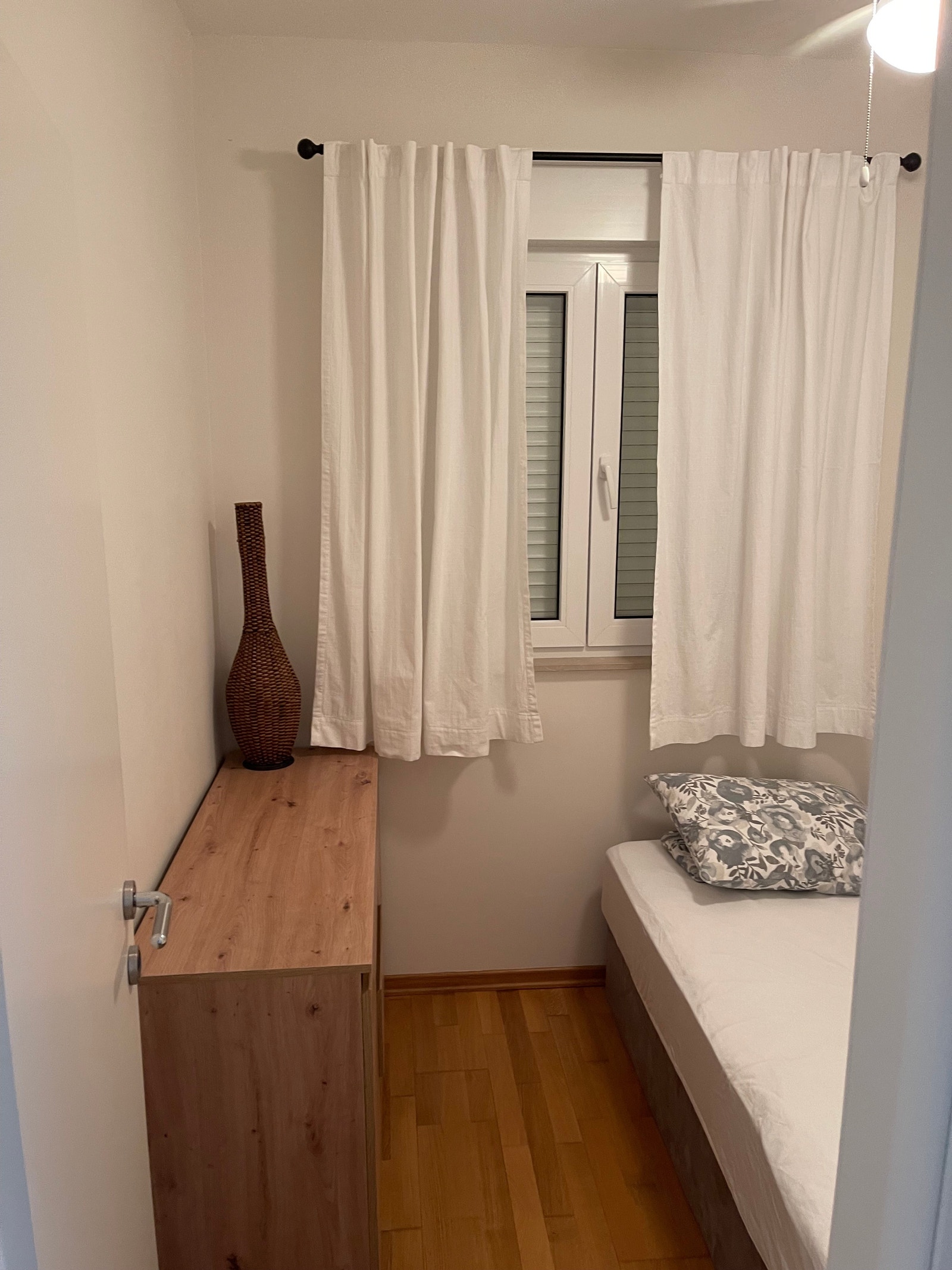 Soverom 3, bredde seng 140 cm, kommode Galleribilde