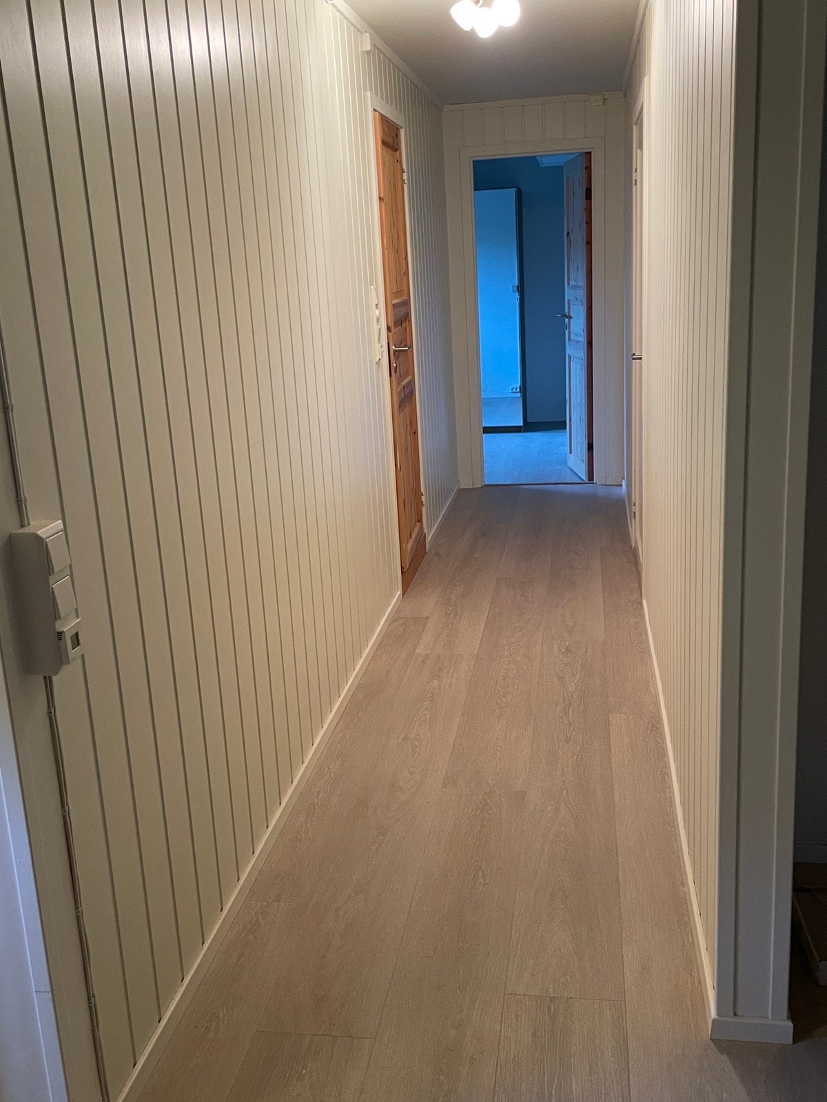 Gang mellom stue/kjøkken, bad og soverom Galleribilde