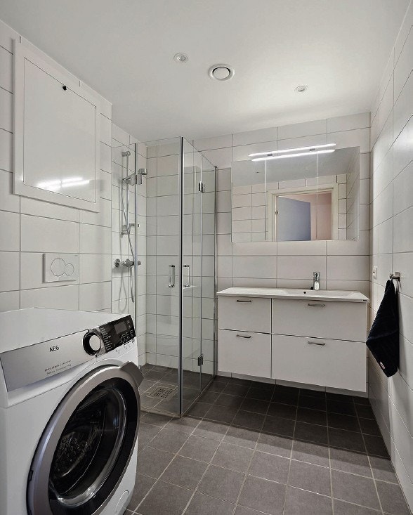 Bad med AEG vaskemaskin og plass til tørketrommel Galleribilde