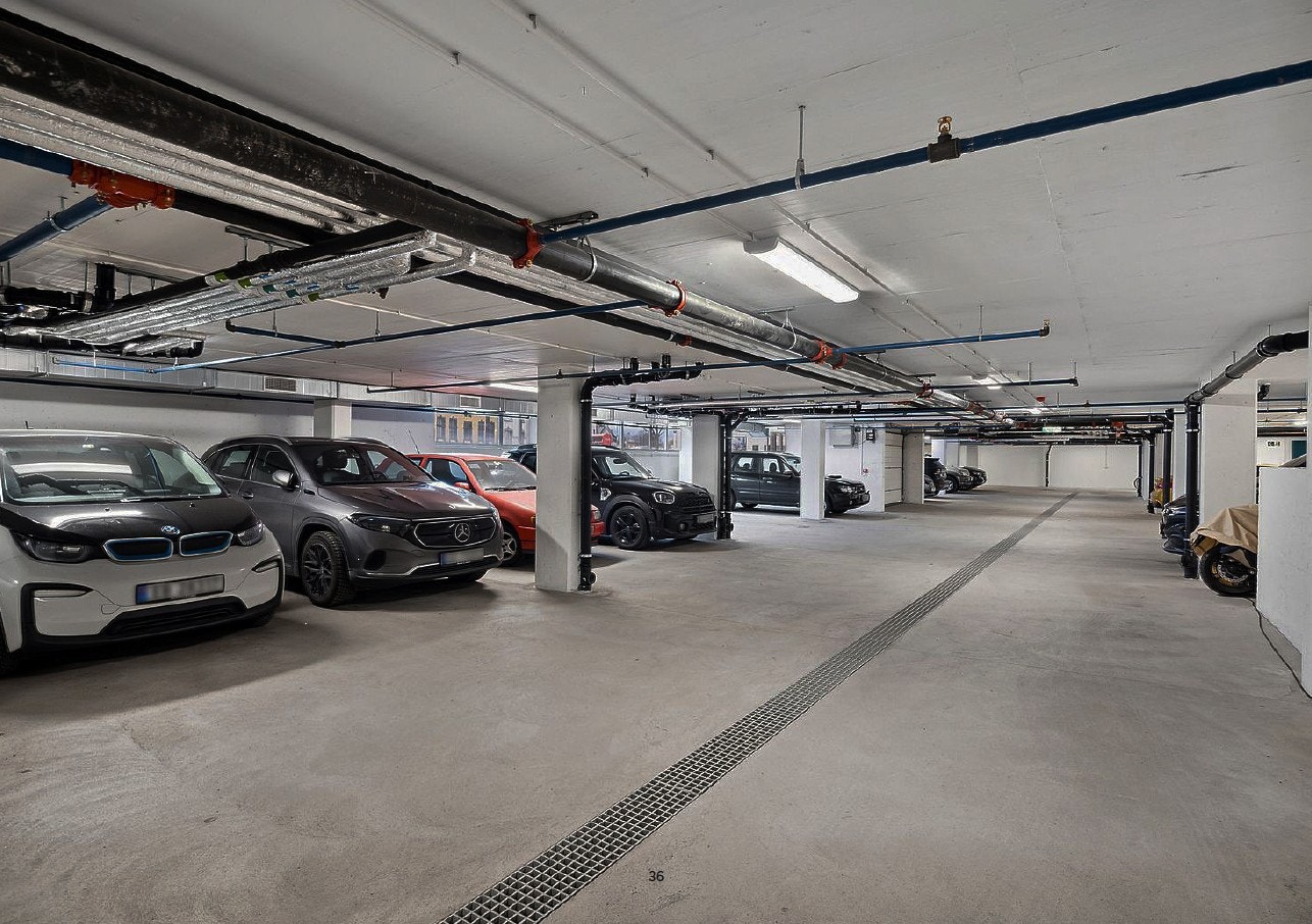 Egen plass i garasjeanlegg, med egen elbillader Galleribilde