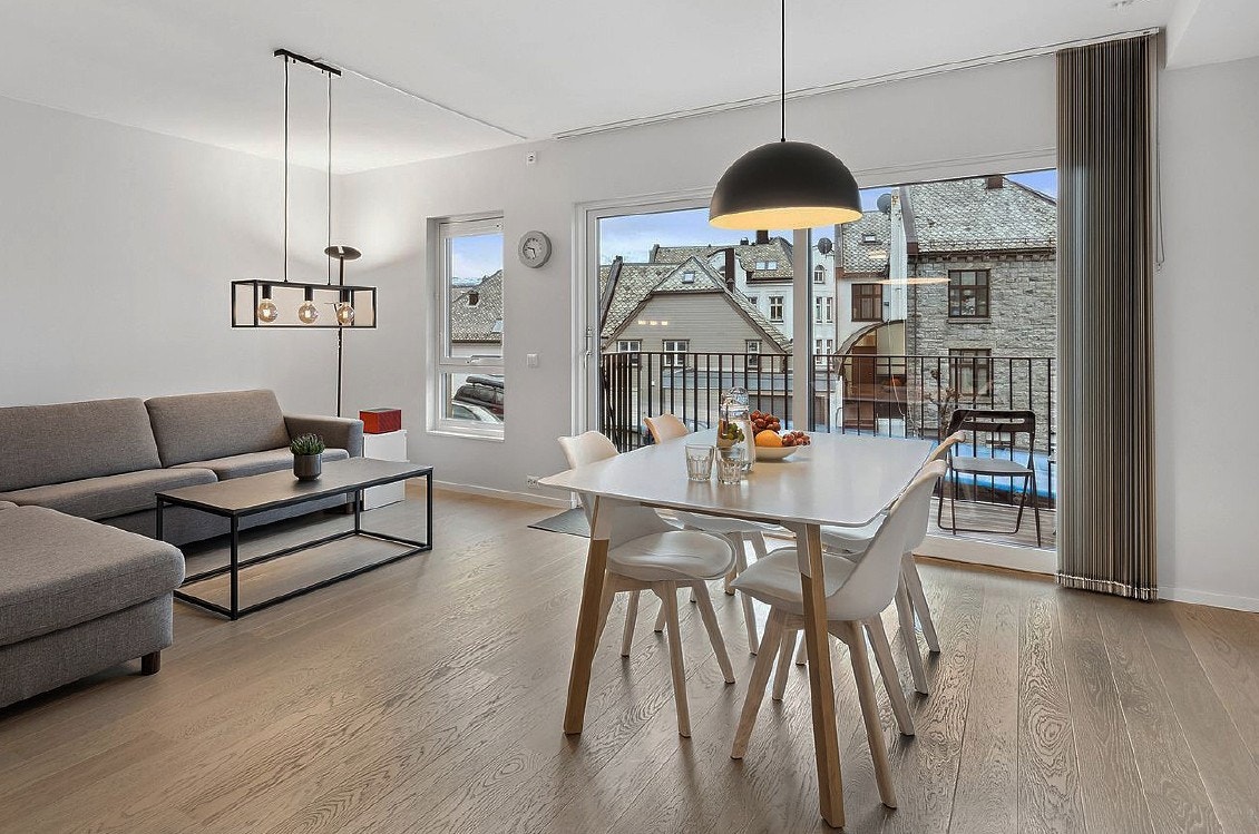 Kjøkken/stue med utsikt mot sør. (Innredningen i stua er endret etter at dette bildet ble tatt.) Galleribilde