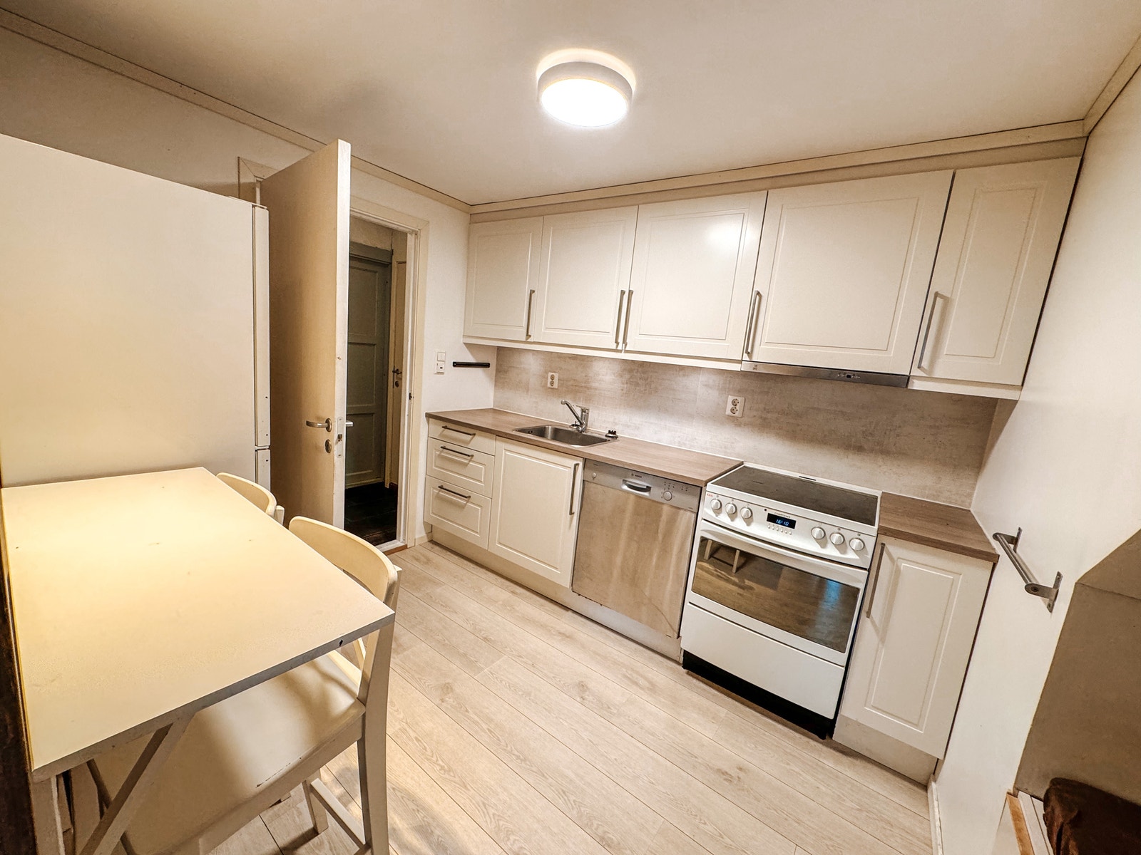 Lyst og koselig kjøkken, fra HTH (Fra 2014). Nytt gulv med varmekabler - lagt november 2023. Galleribilde