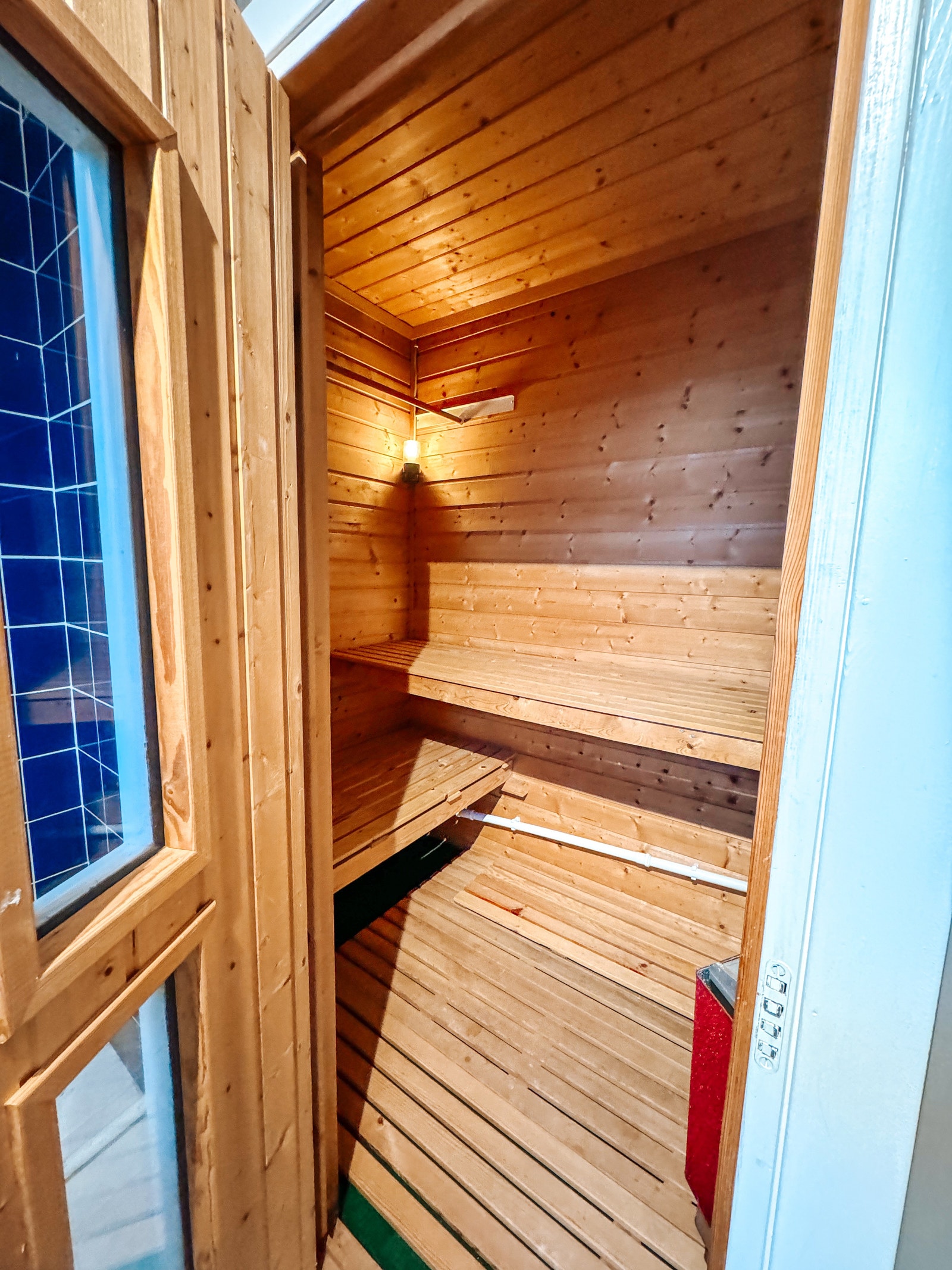 Badstuerom som nå blir brukt som bod / walk in closet Galleribilde